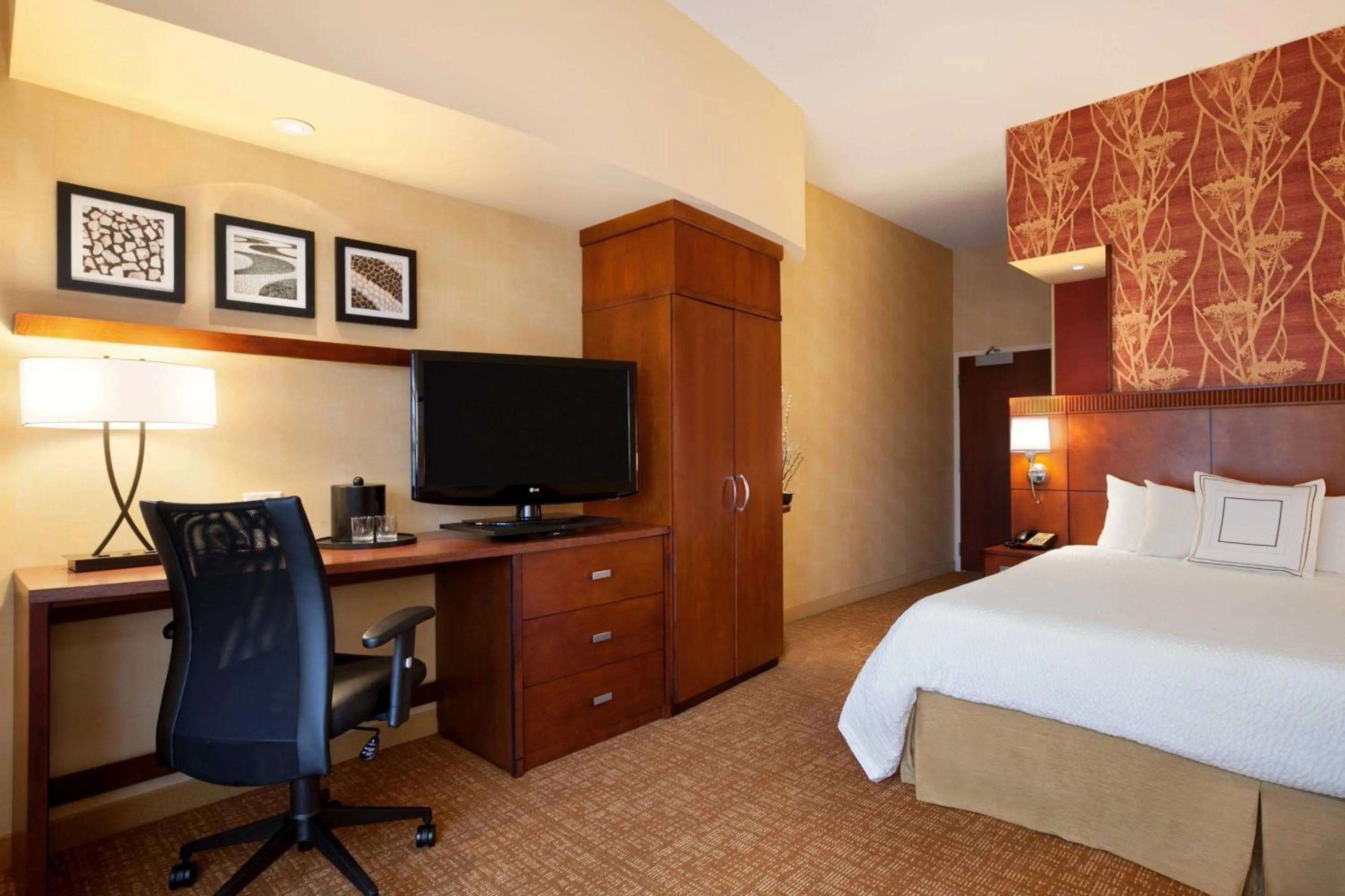 Photo of the whole room, Bed in Courtyard by Marriott Junction City