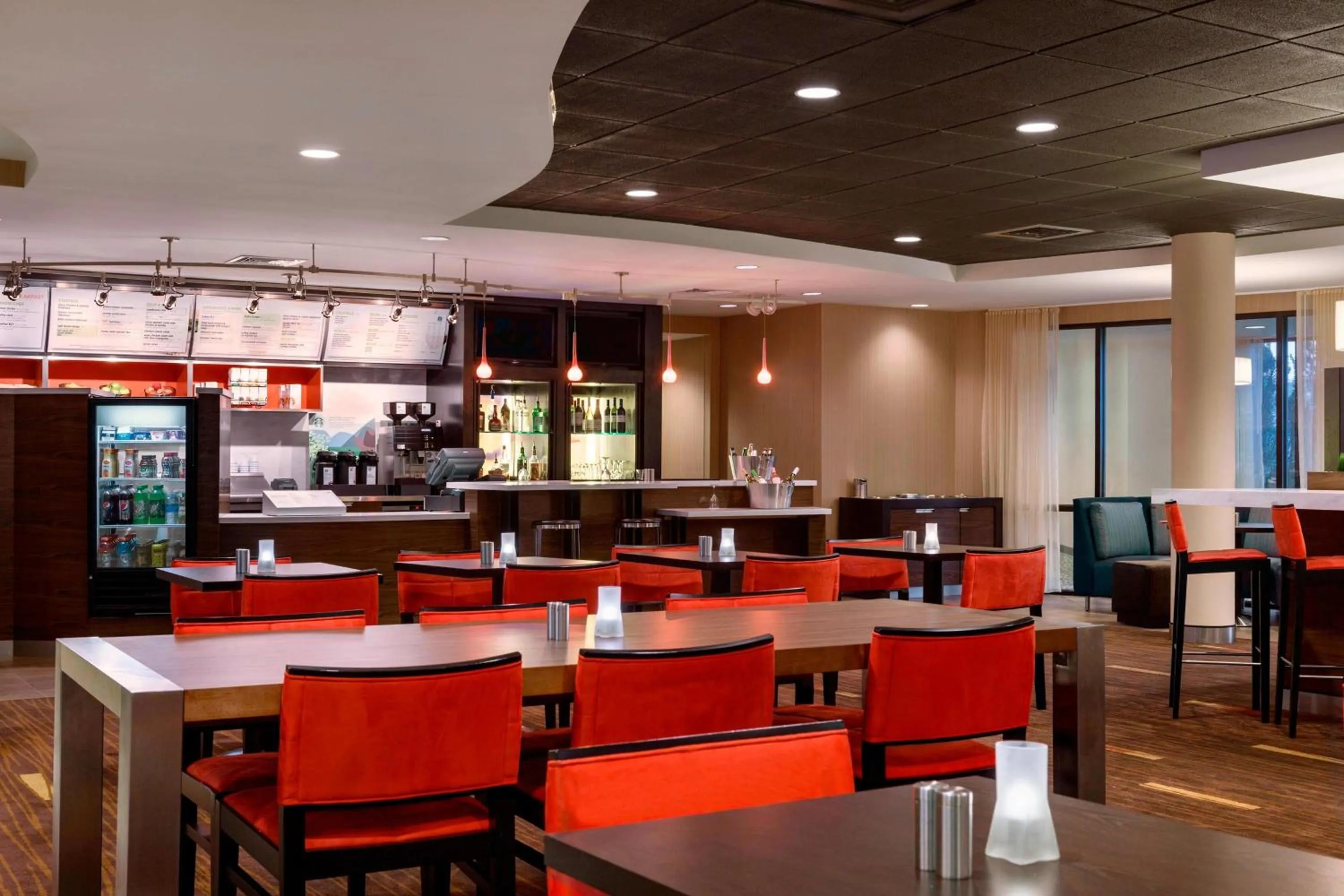 Seating area in Courtyard by Marriott Junction City