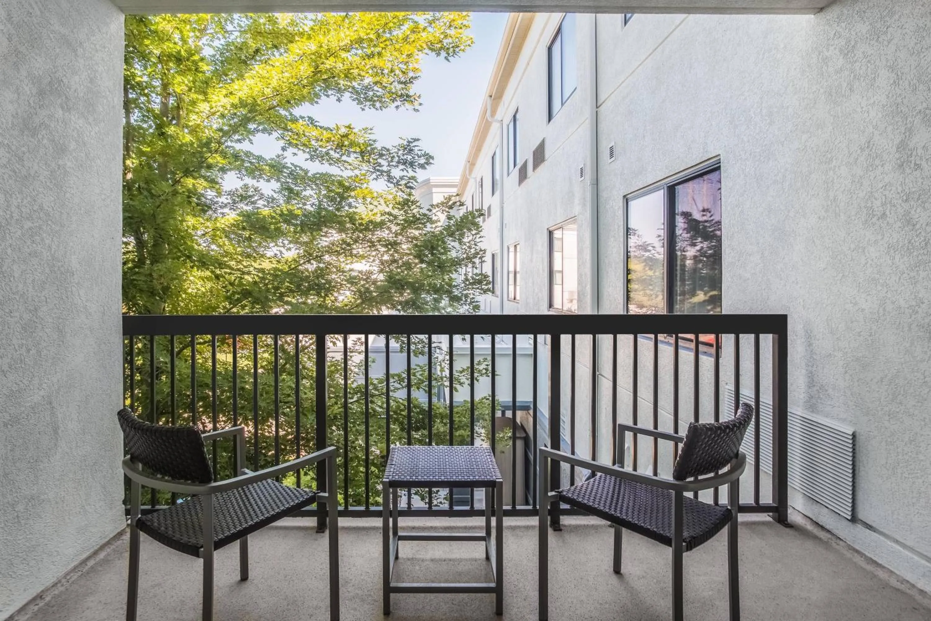 Photo of the whole room in Courtyard by Marriott Junction City