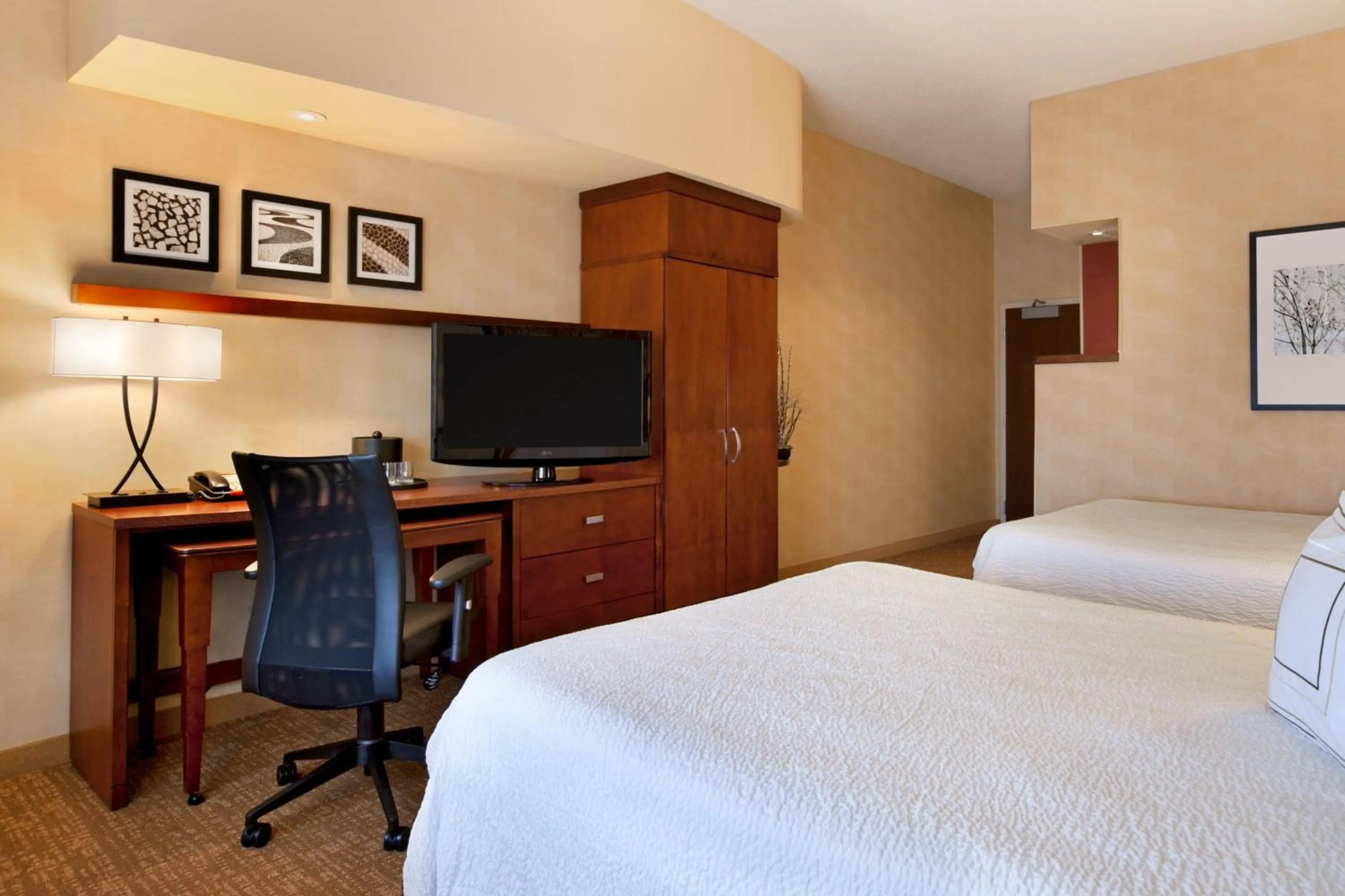 Photo of the whole room, Bed in Courtyard by Marriott Junction City