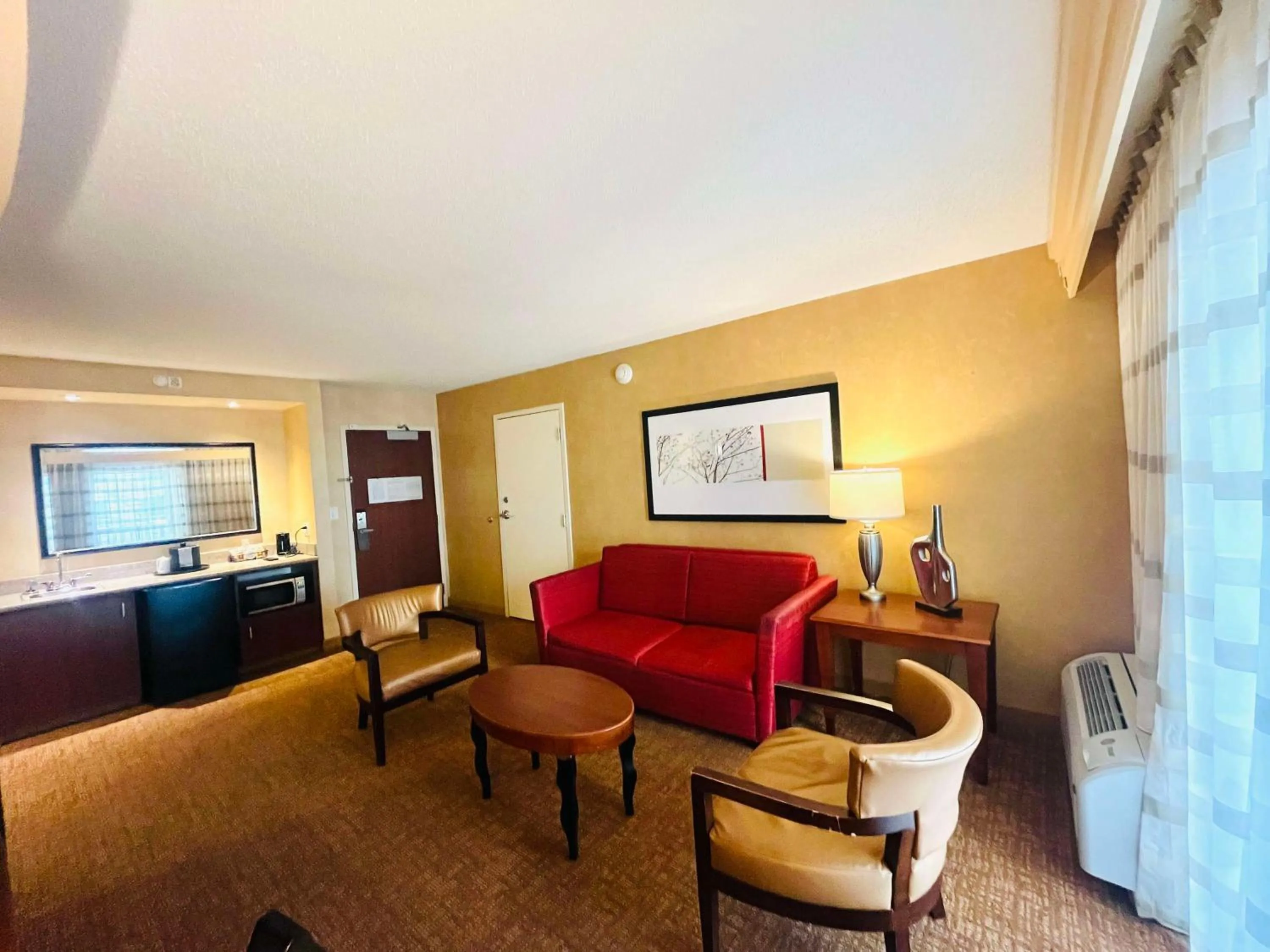 Photo of the whole room in Courtyard by Marriott Junction City