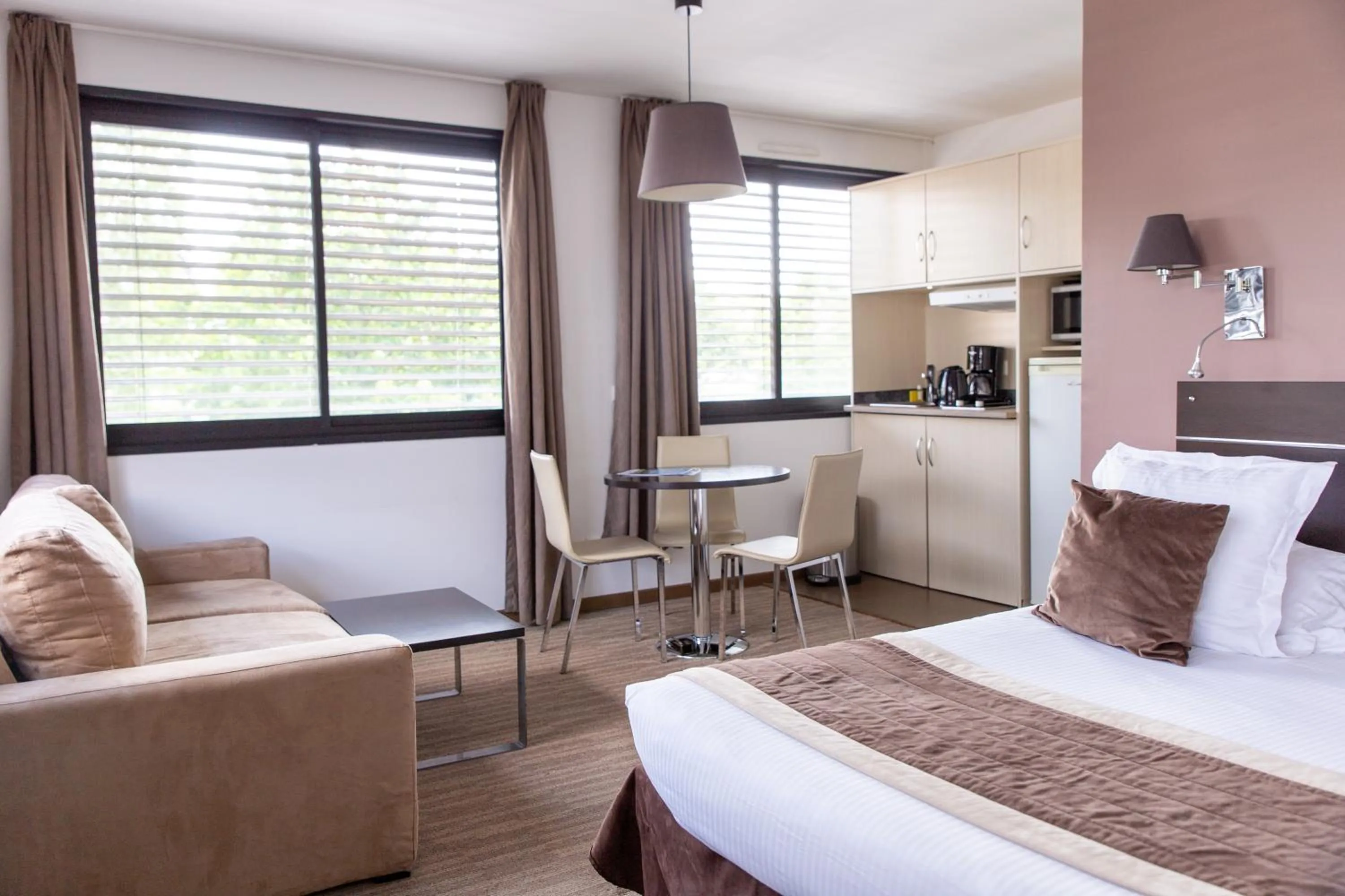 Photo of the whole room, Bed in Zenitude Swiss Apparthotels