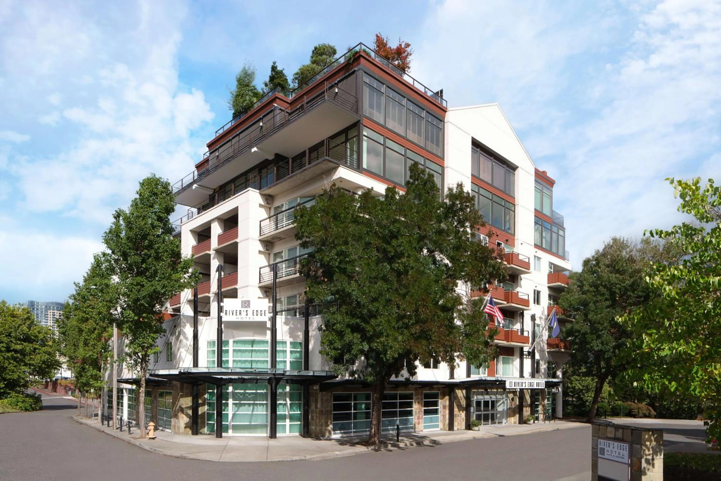 Property building in River's Edge Hotel Portland, Tapestry Collection by Hilton