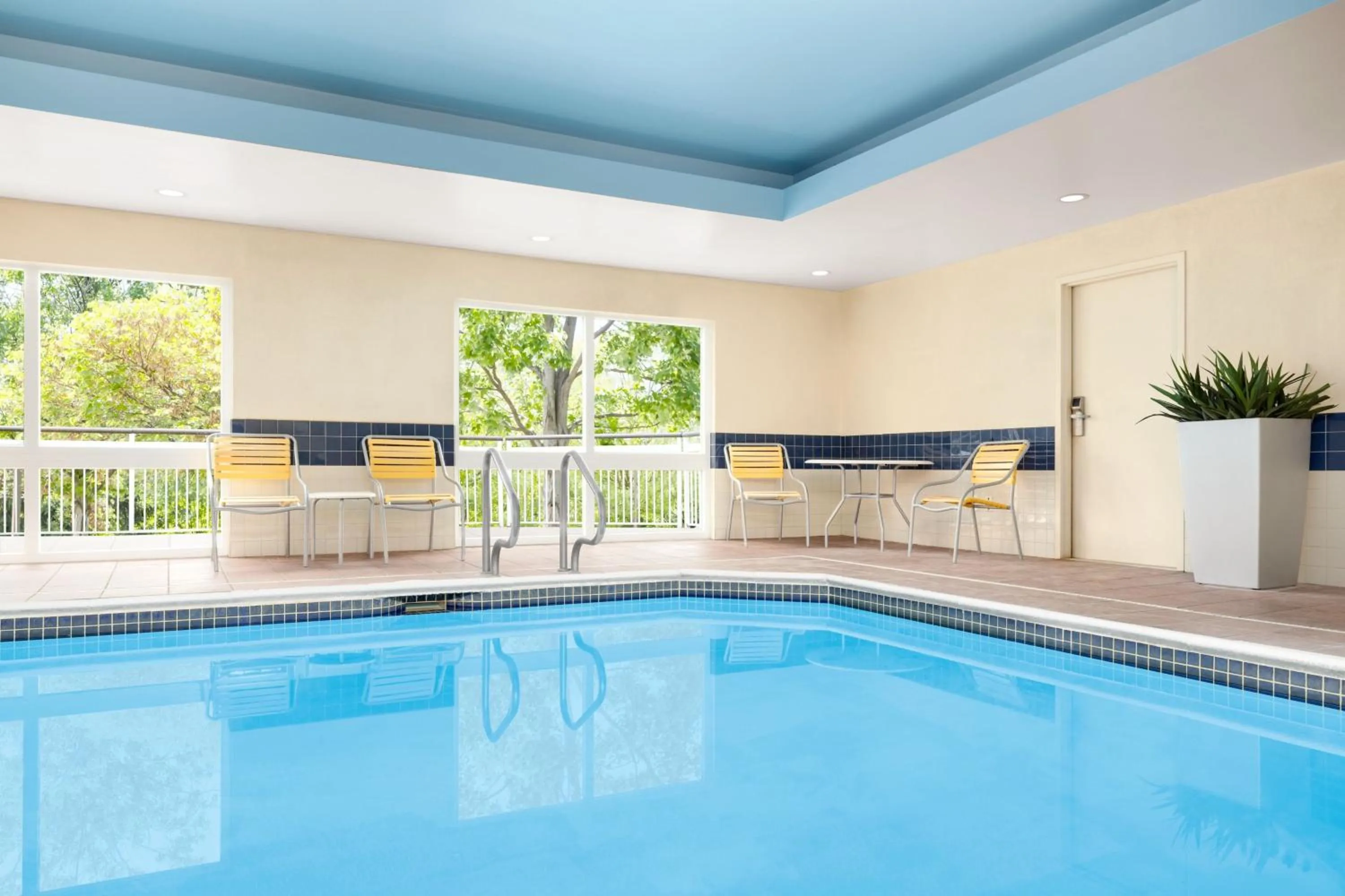 Swimming pool in Fairfield Inn Concord