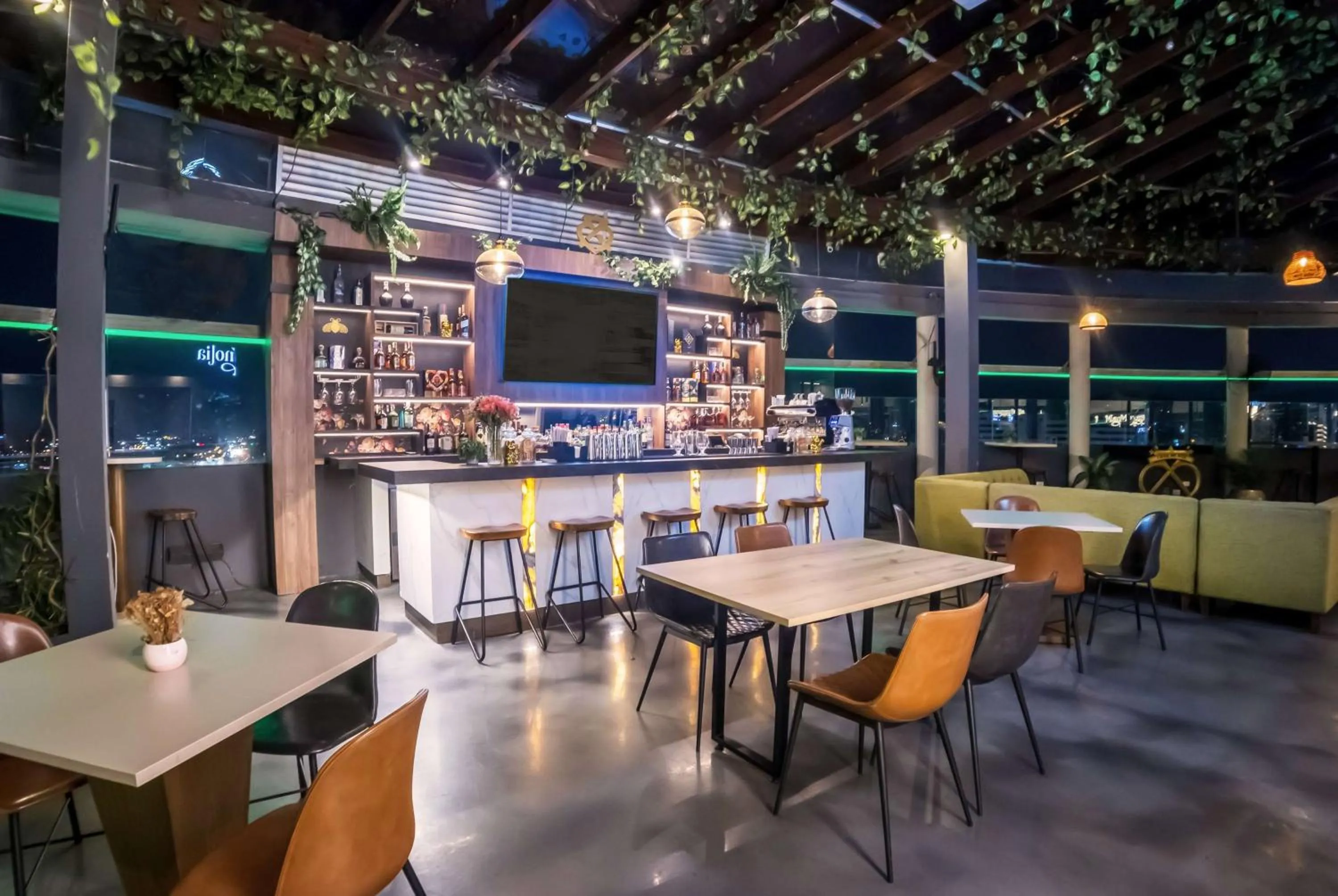 Lounge or bar in Wyndham Garden Guayaquil