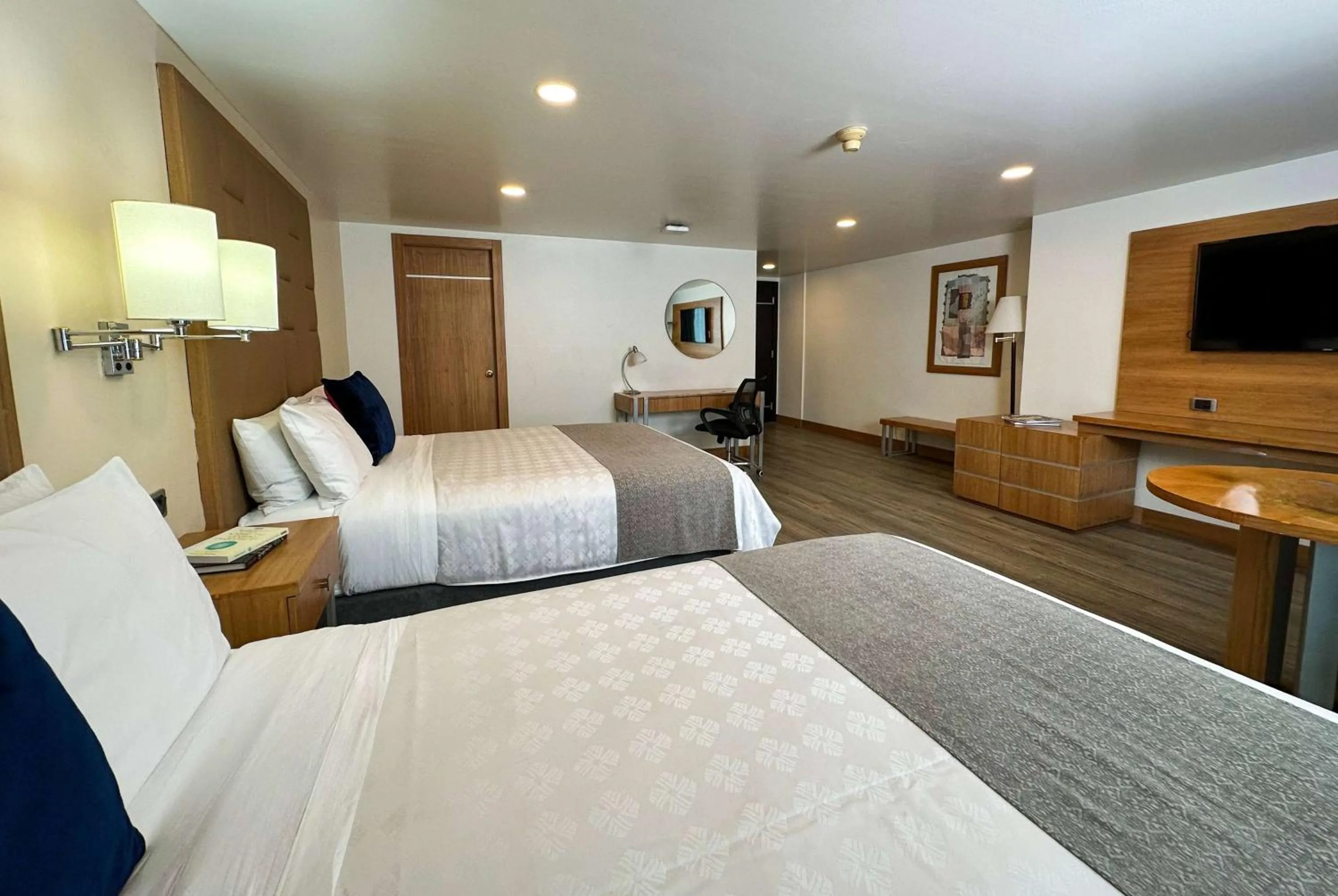 Photo of the whole room, Bed in Wyndham Garden Quito