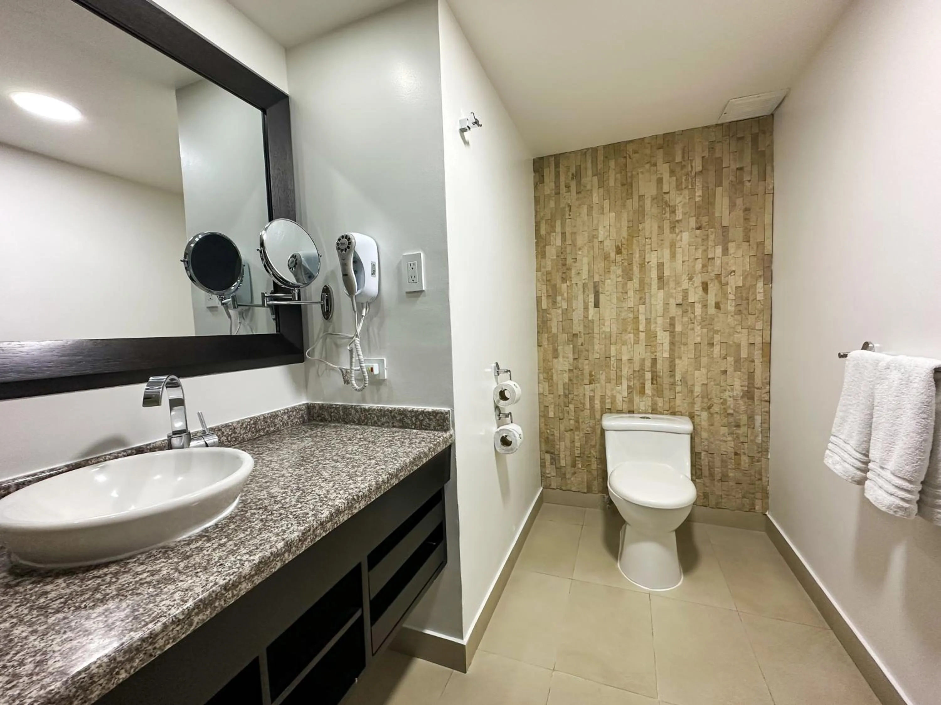 Toilet in Wyndham Garden Quito