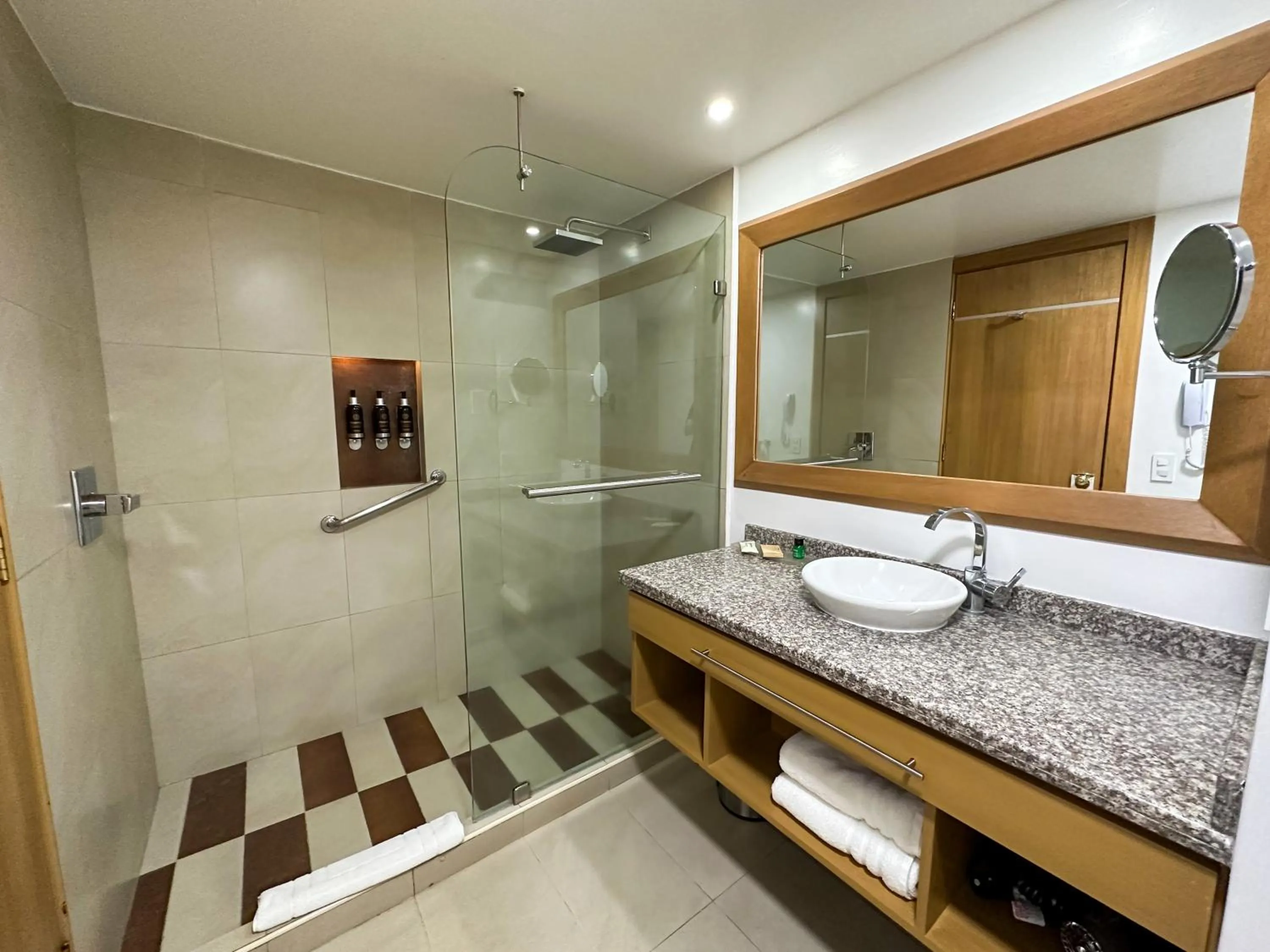 Shower in Wyndham Garden Quito