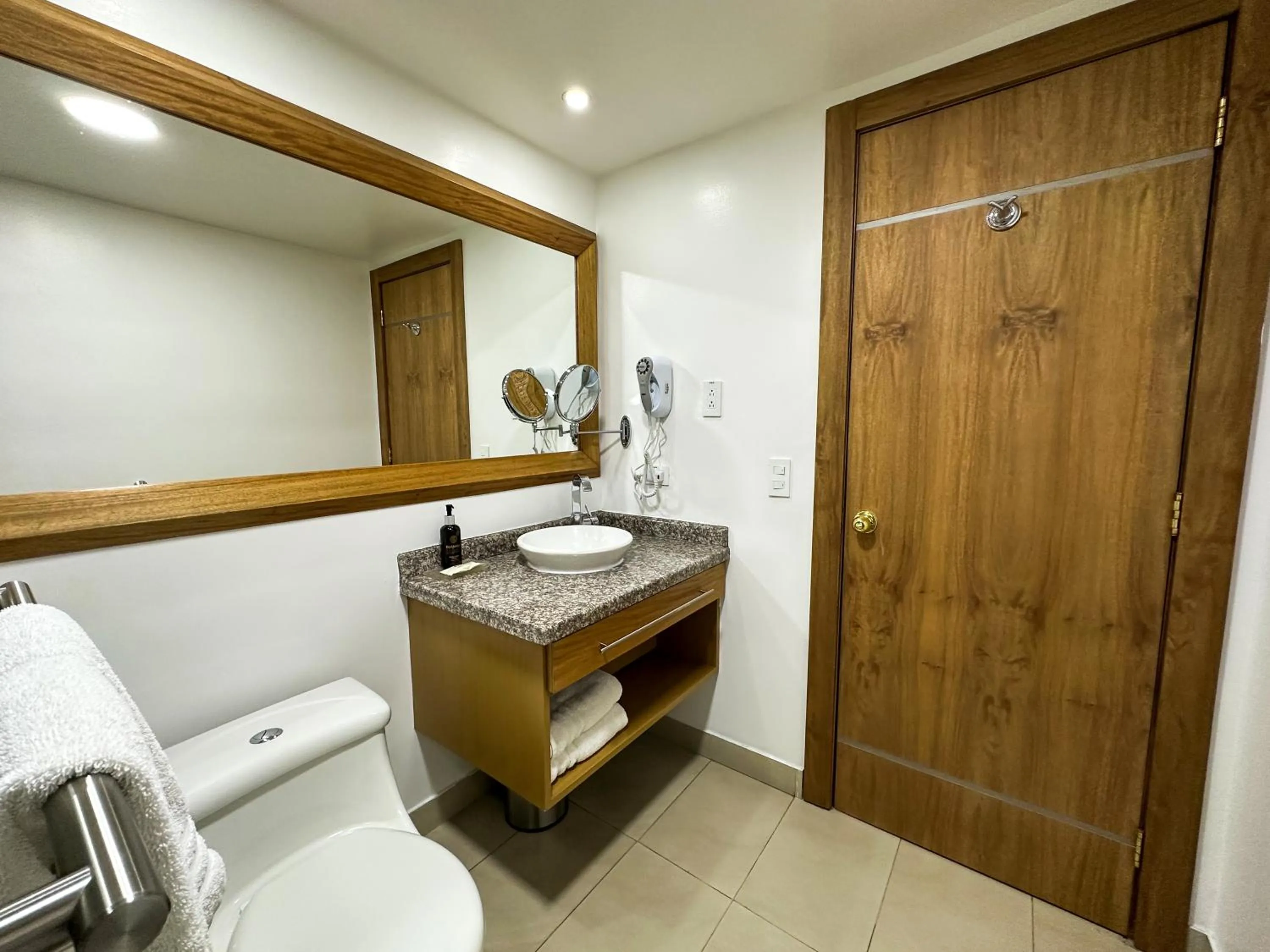 Toilet in Wyndham Garden Quito