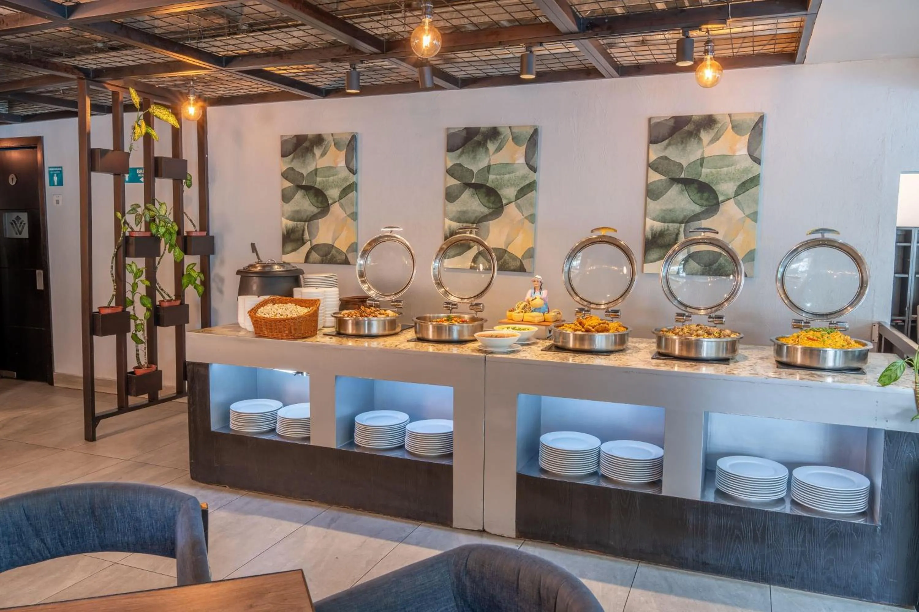 Restaurant/places to eat in Wyndham Garden Quito