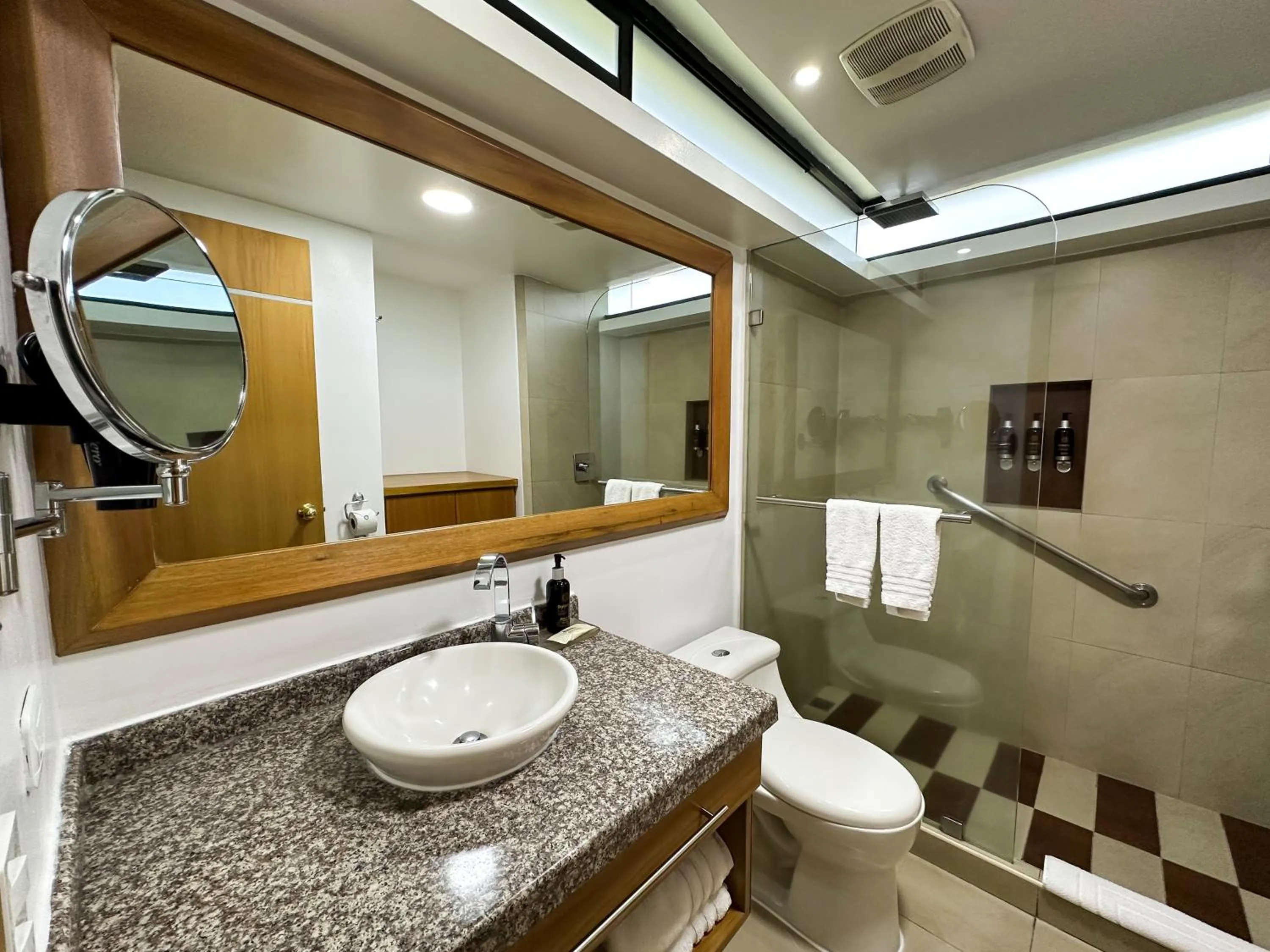 Shower in Wyndham Garden Quito