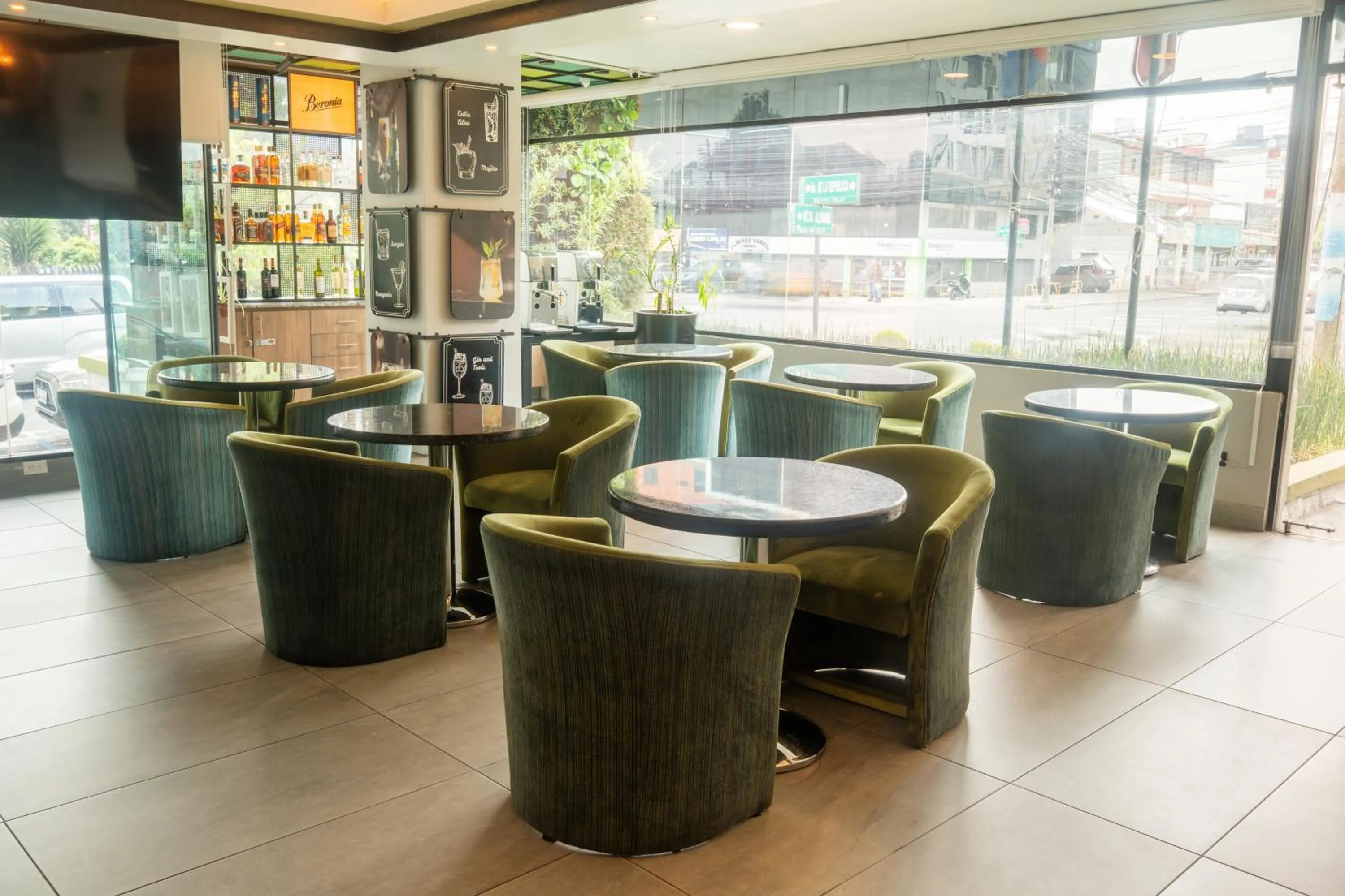 Restaurant/places to eat in Wyndham Garden Quito