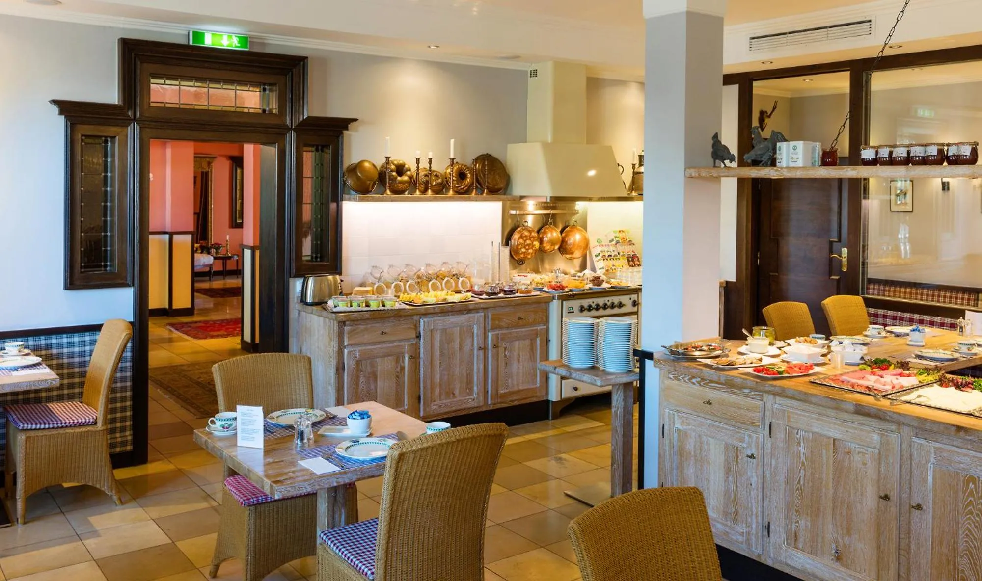 Breakfast in Tiemann's Hotel