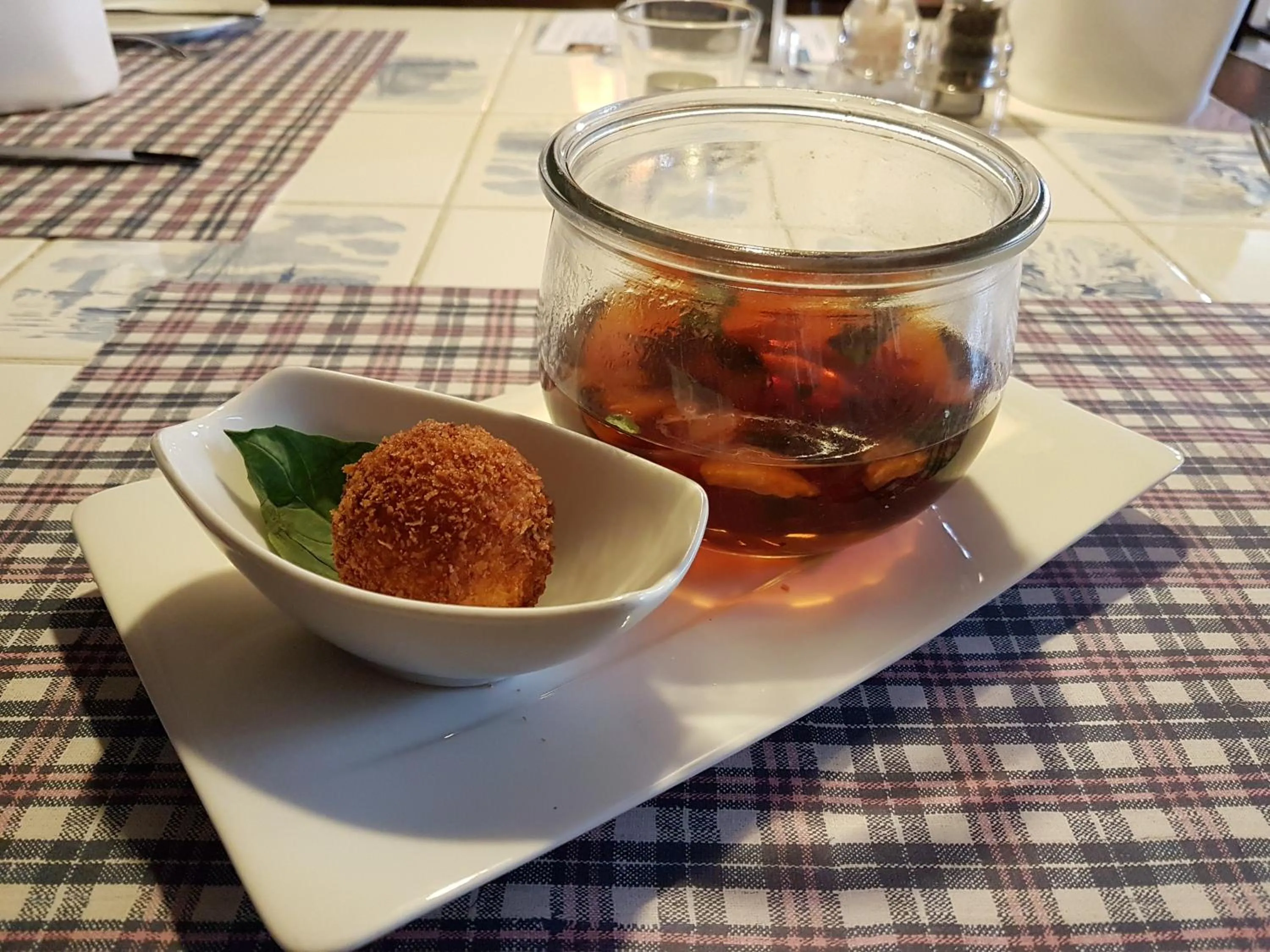 Restaurant/places to eat in Tiemann's Hotel