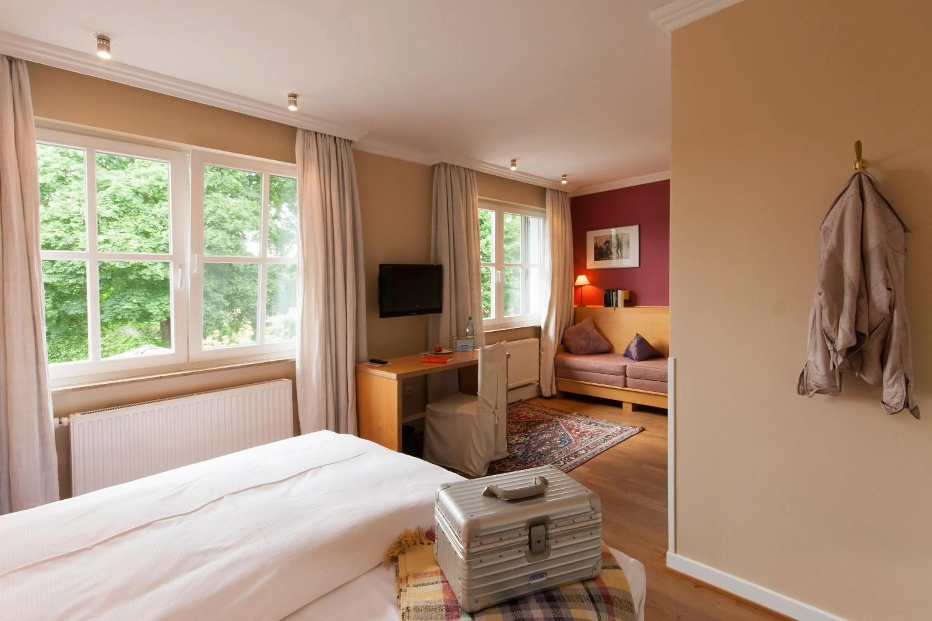 Photo of the whole room, Bed in Tiemann's Hotel