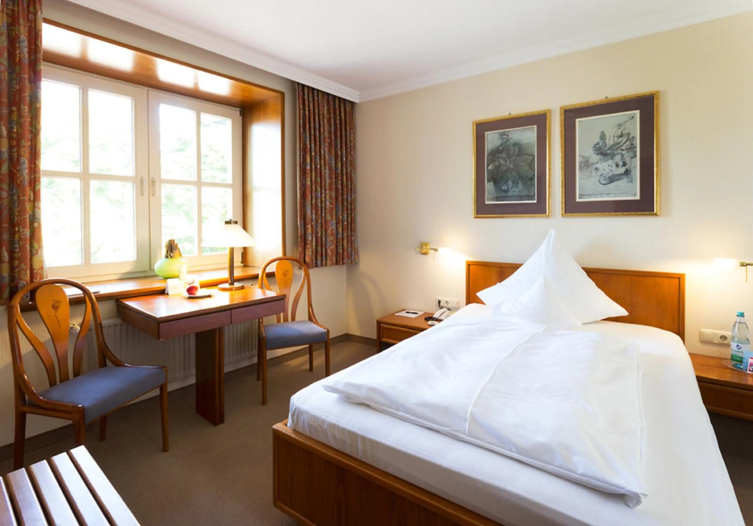 Photo of the whole room, Bed in Tiemann's Hotel