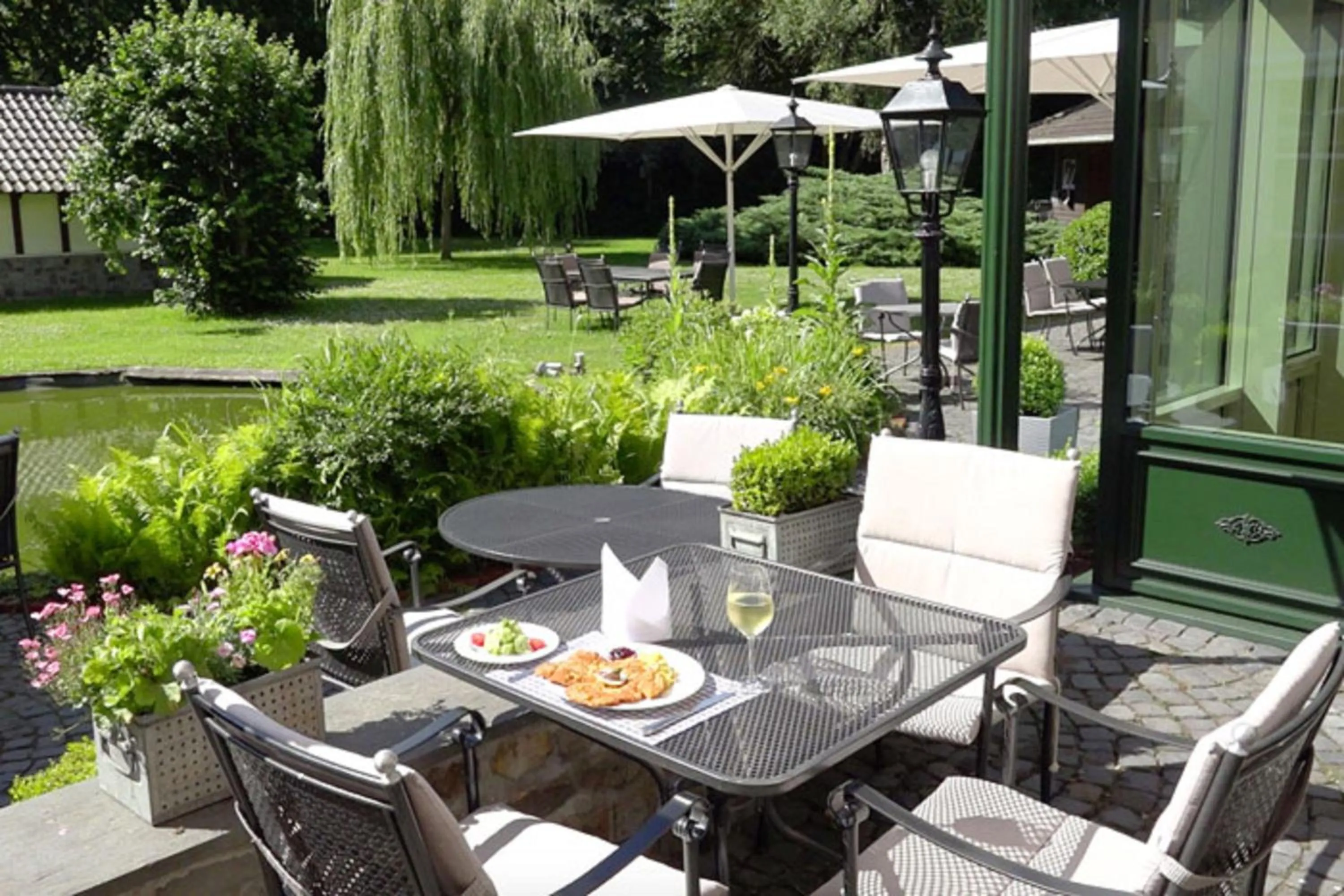 Restaurant/places to eat in Tiemann's Hotel