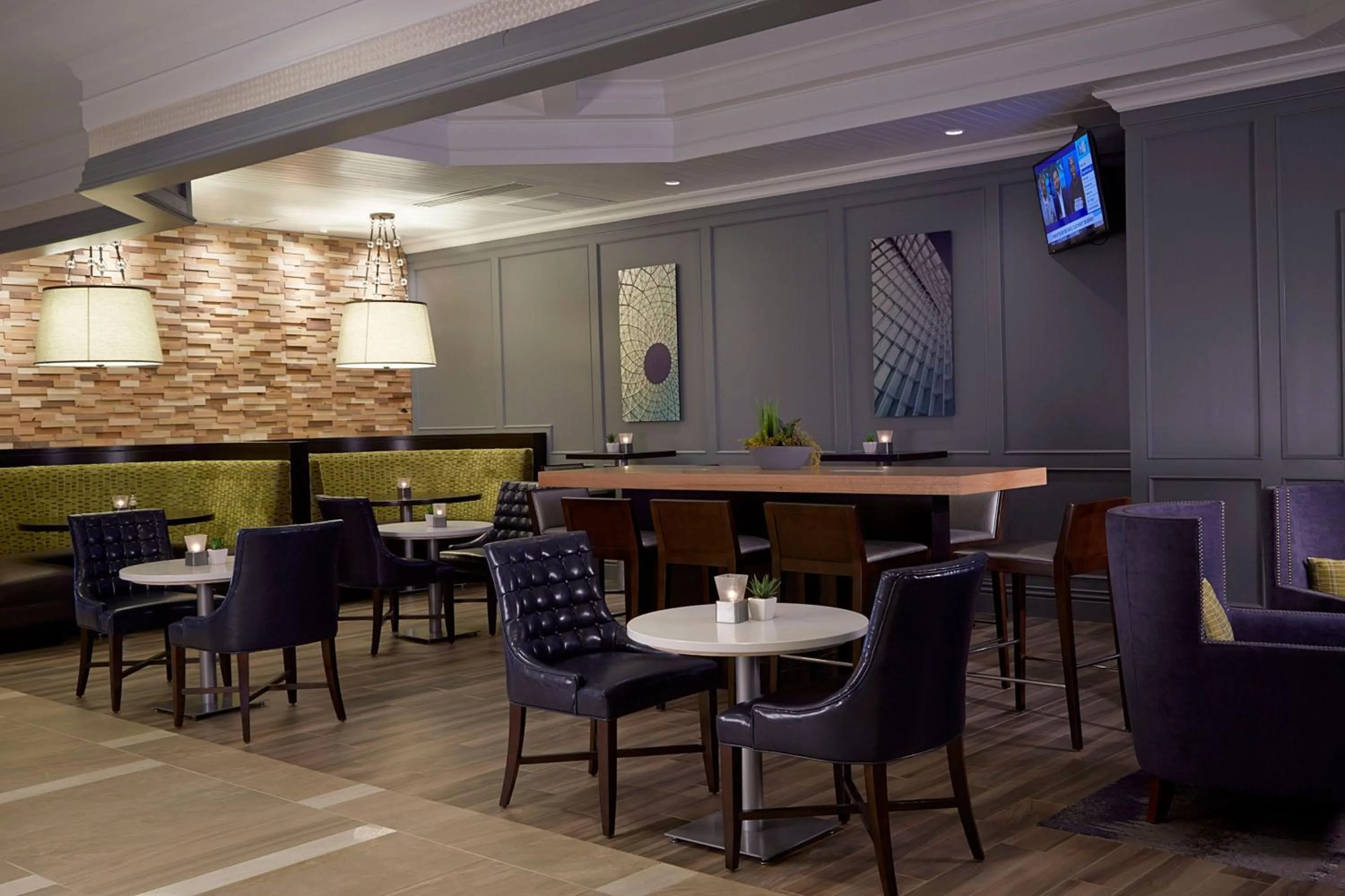 Lounge or bar in Milwaukee Marriott West