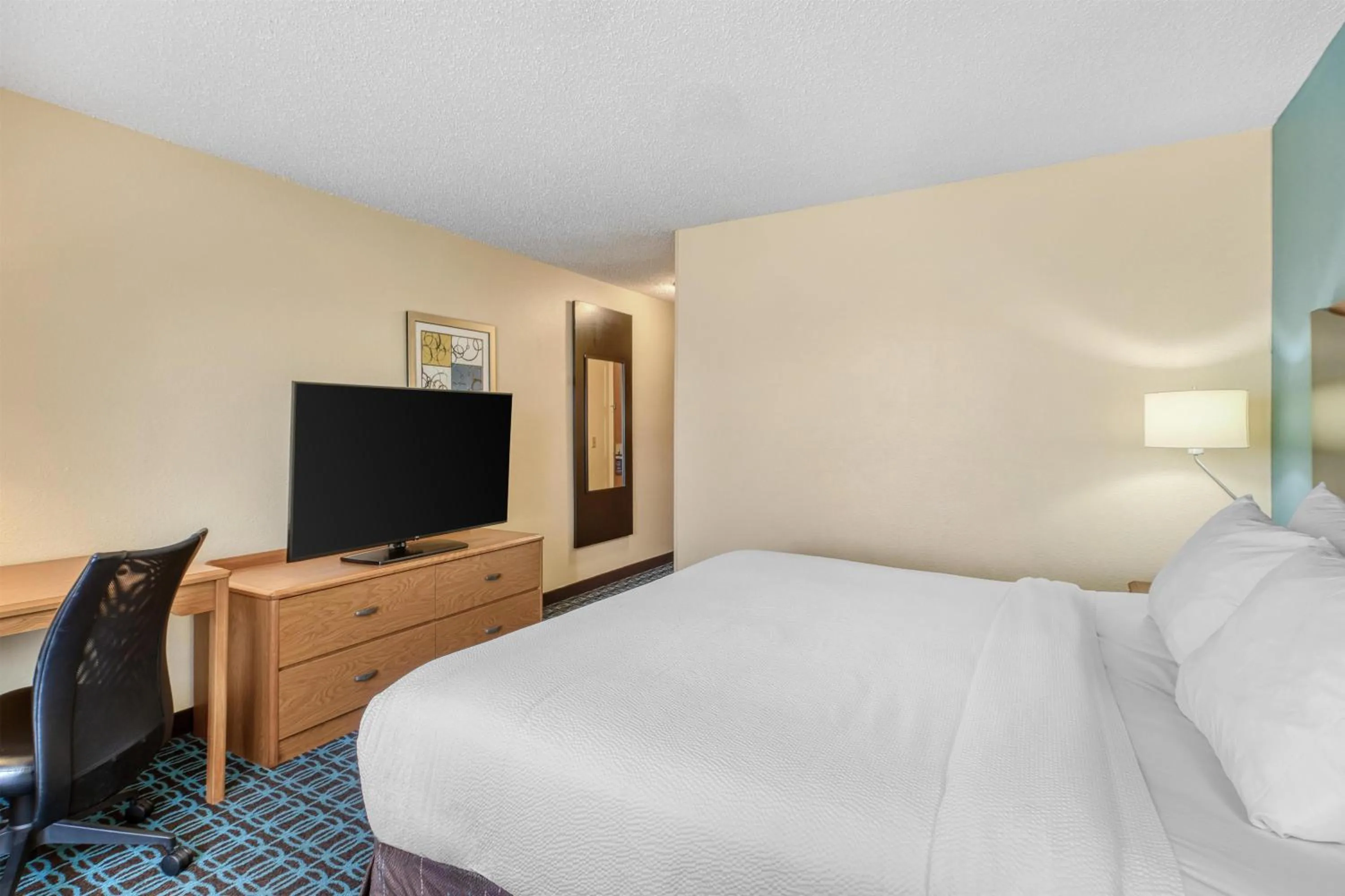 Bedroom, Bed in SureStay by Best Western Mount Pleasant Racine