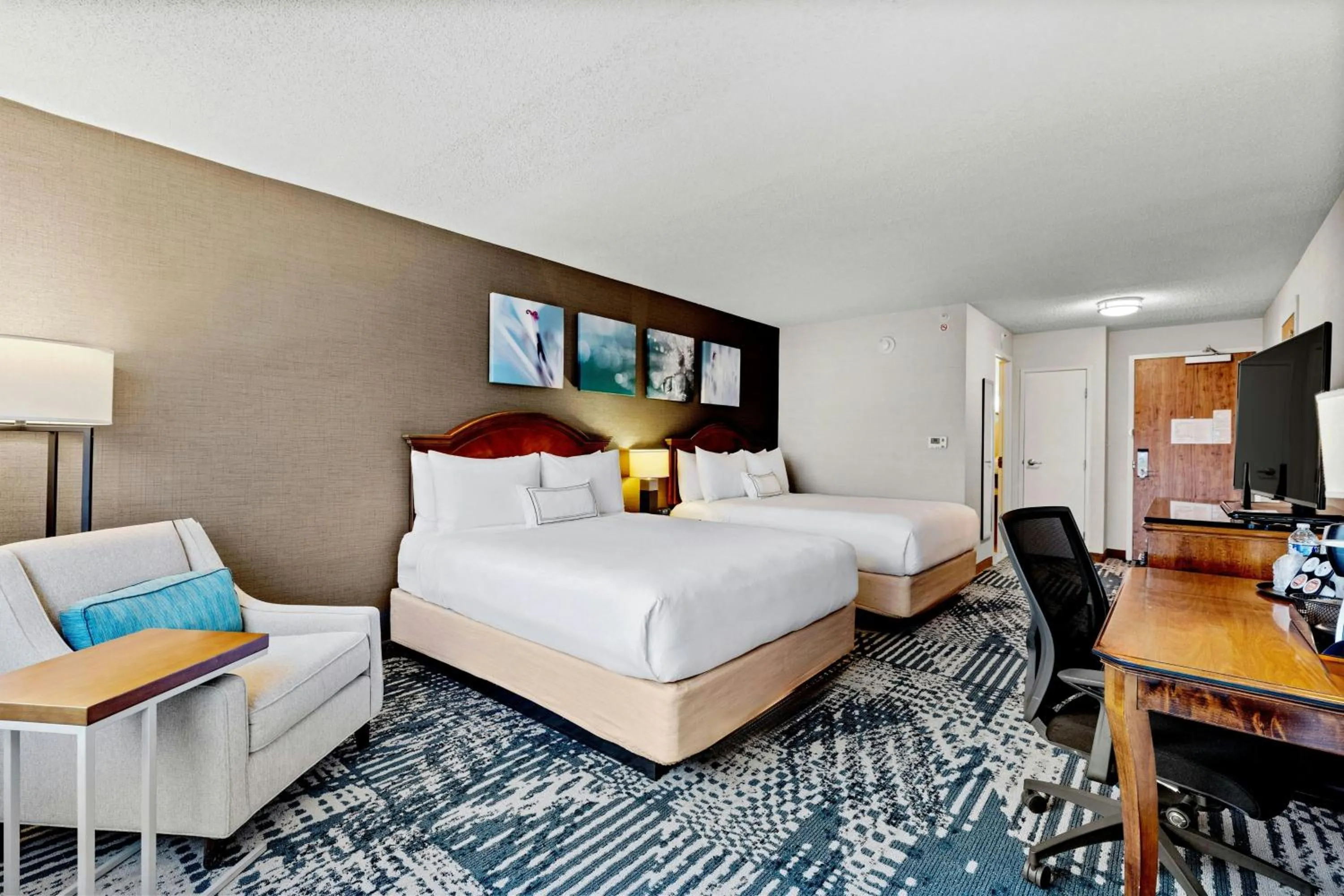 Photo of the whole room, Bed in Delta Hotels by Marriott Mount Pleasant