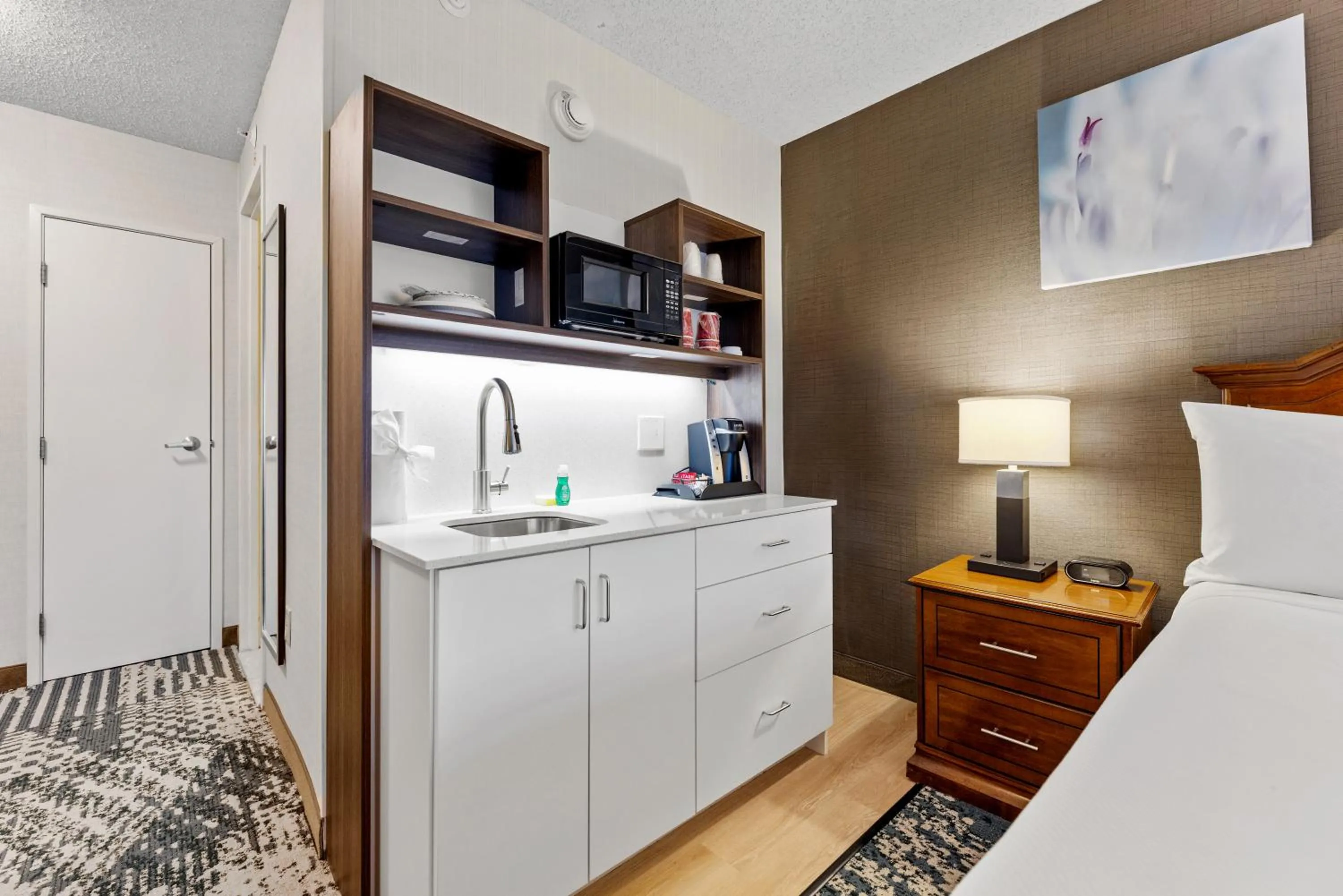 Kitchen or kitchenette, Bed in Delta Hotels by Marriott Mount Pleasant