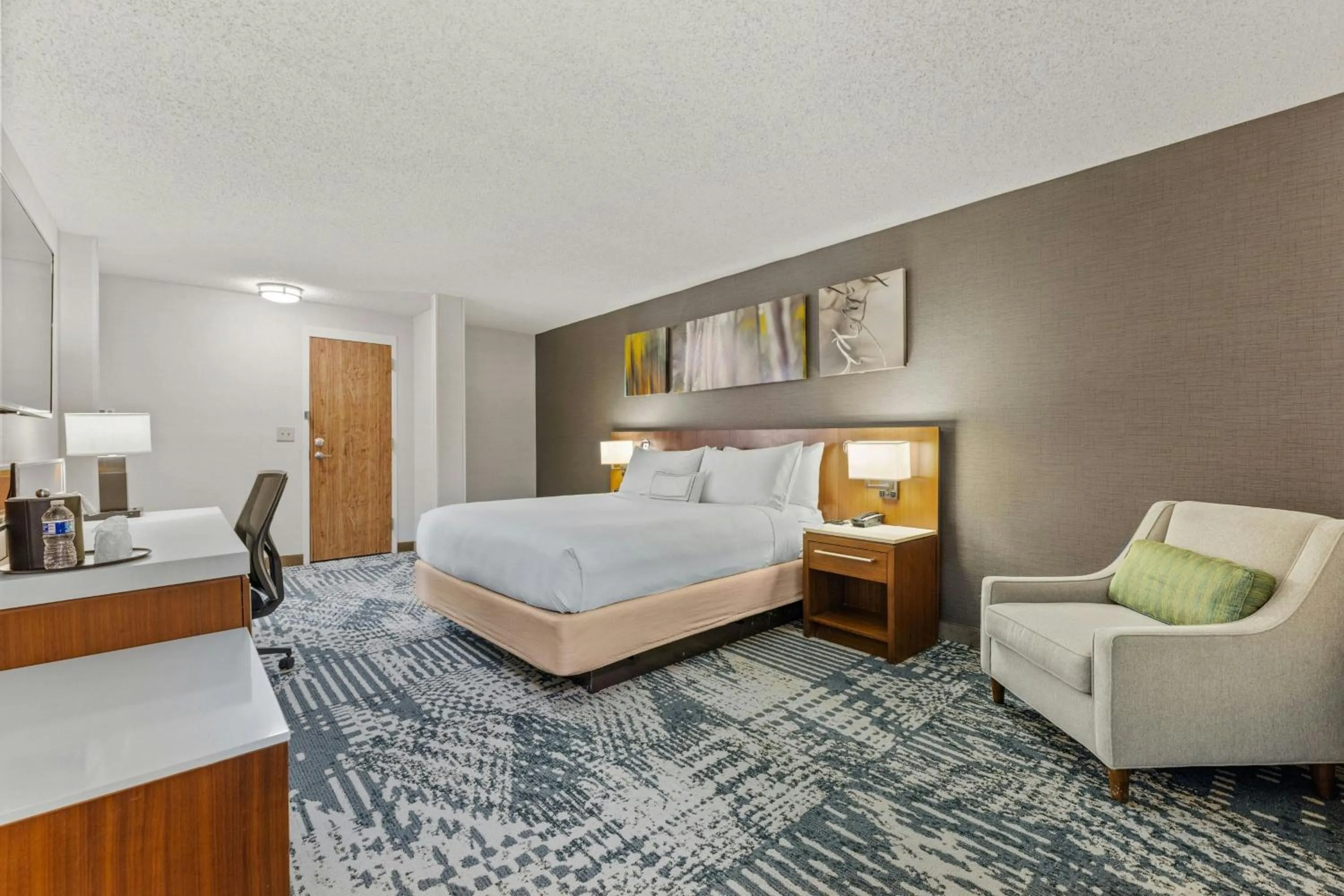 Photo of the whole room, Bed in Delta Hotels by Marriott Mount Pleasant