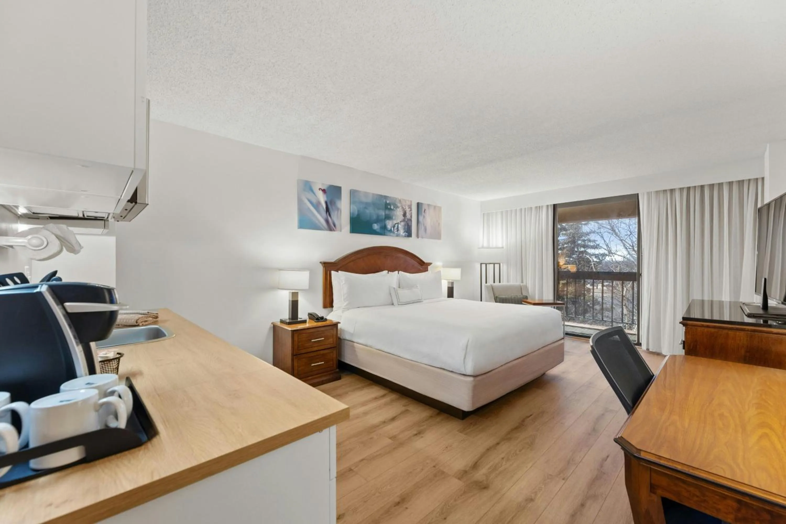 Kitchen or kitchenette, Bed in Delta Hotels by Marriott Mount Pleasant