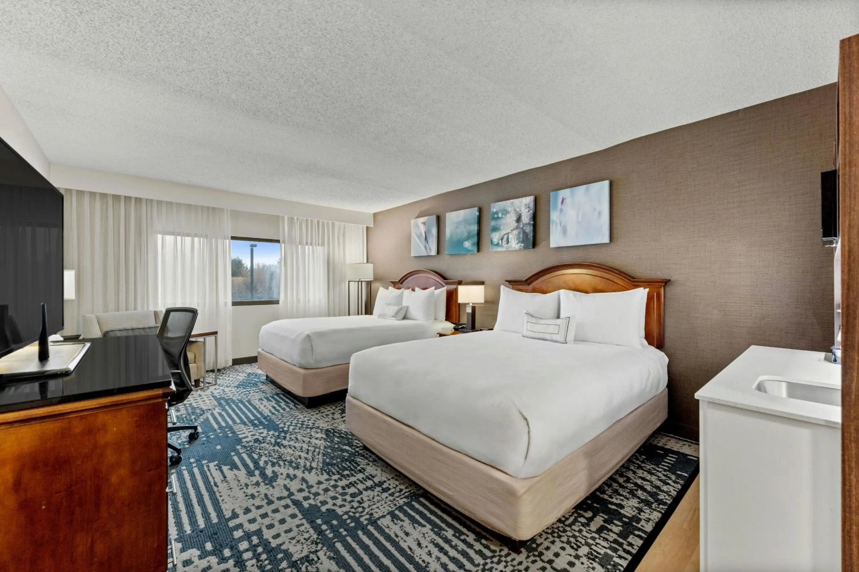 Photo of the whole room, Bed in Delta Hotels by Marriott Mount Pleasant