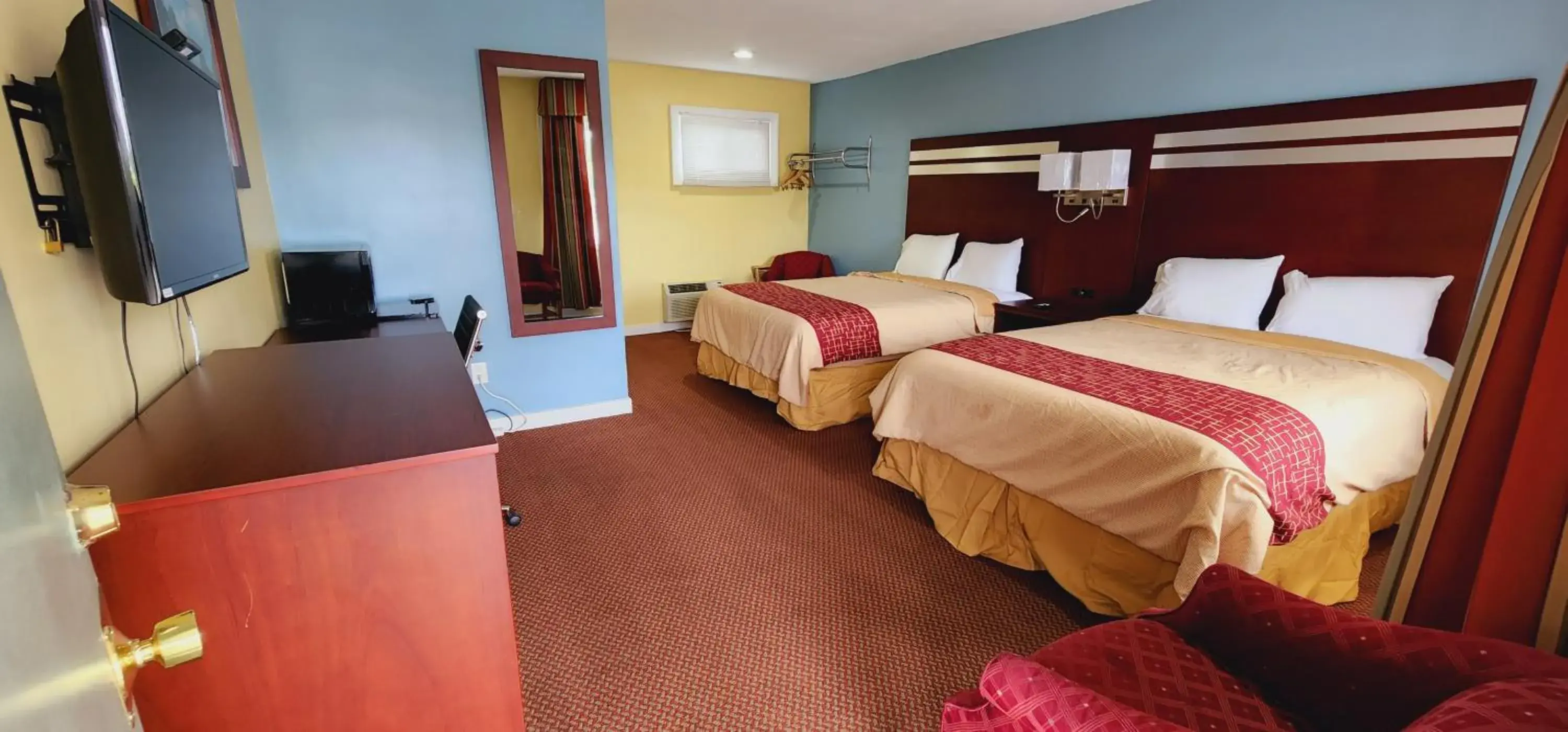 Deluxe Double Room with Two Double Beds in Bassett Motel Deluxe Double Room with Two Double Beds in Bassett Motel