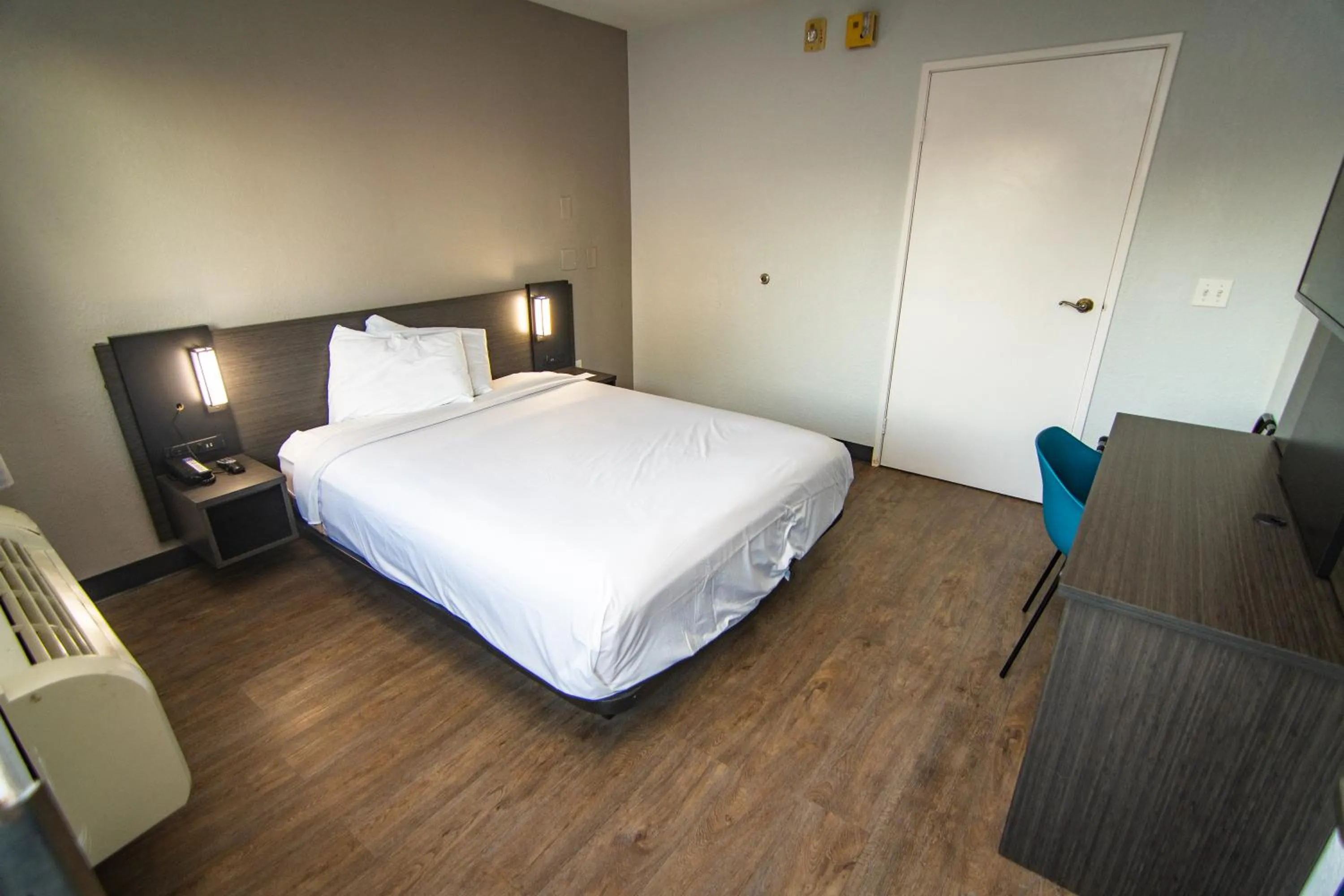 Bed in Motel 6-Lakeland, FL