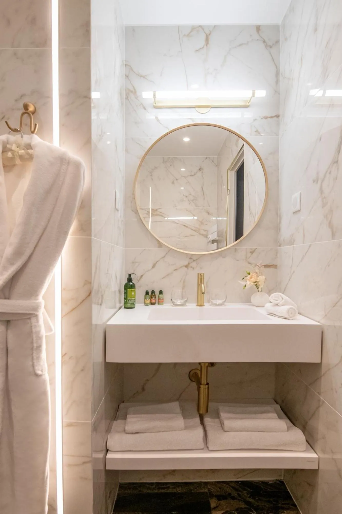 Bathroom in Hôtel Petit Palais