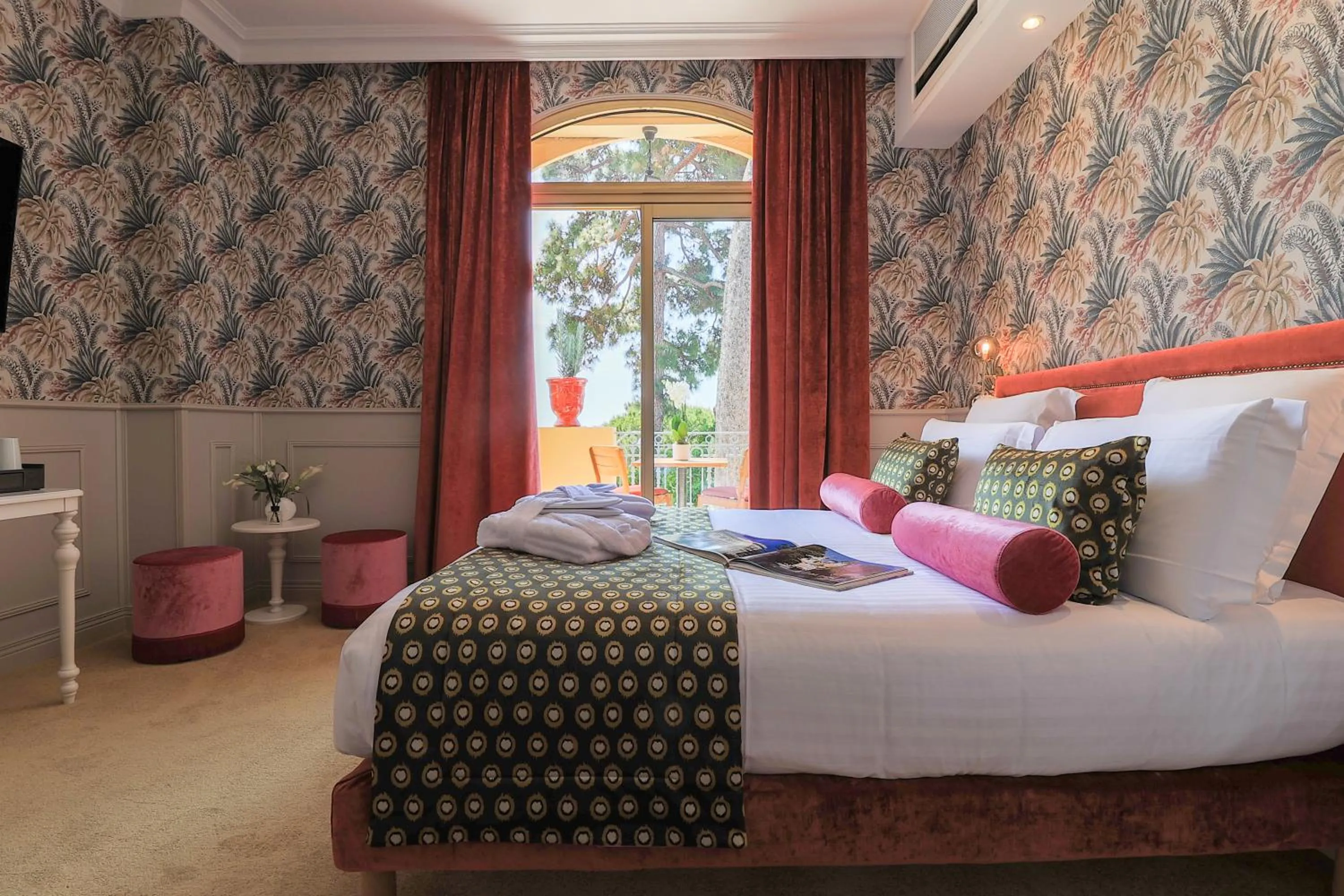 Bedroom, Bed in Hôtel Petit Palais