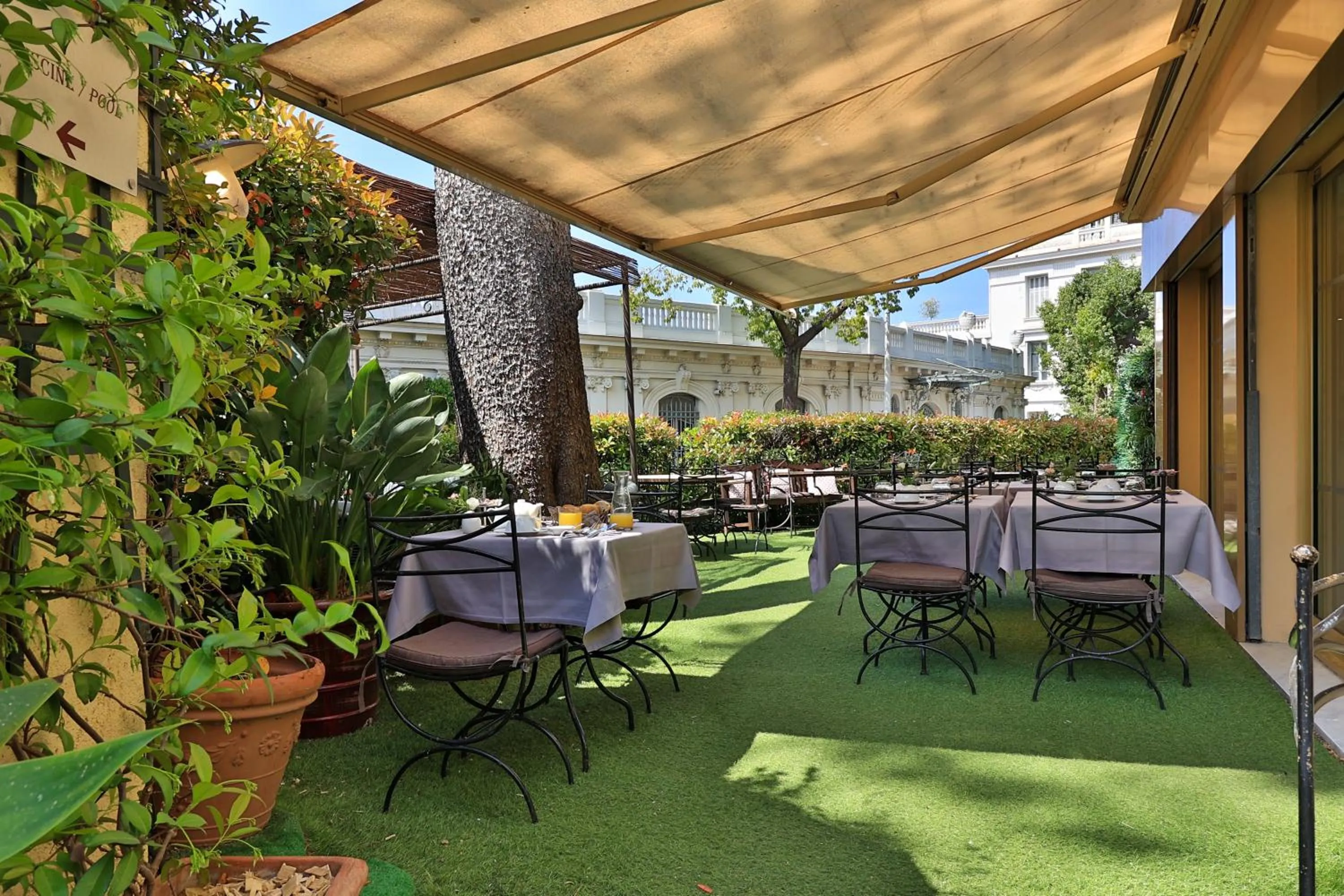 Breakfast in Hôtel Petit Palais