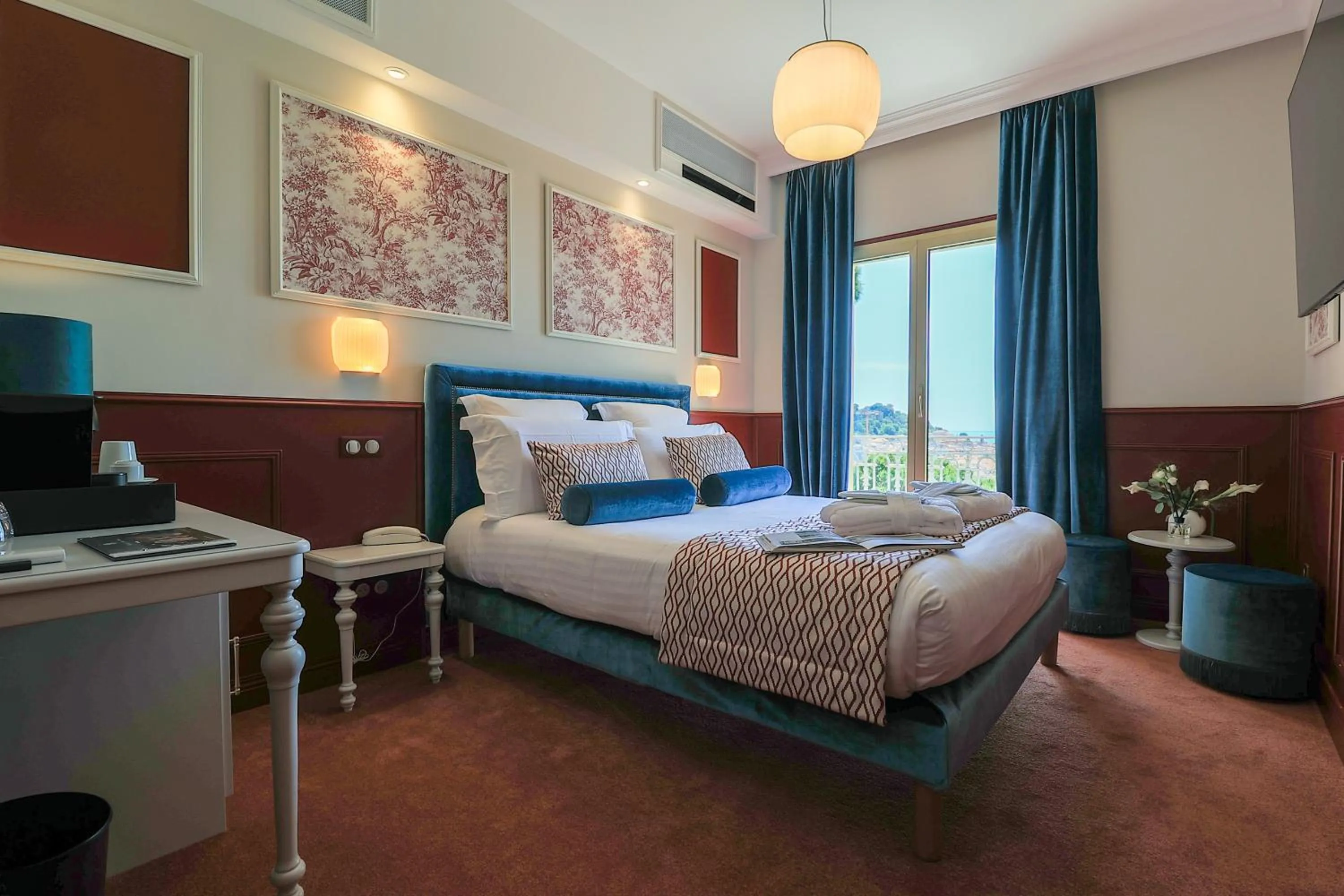 Photo of the whole room, Bed in Hôtel Petit Palais