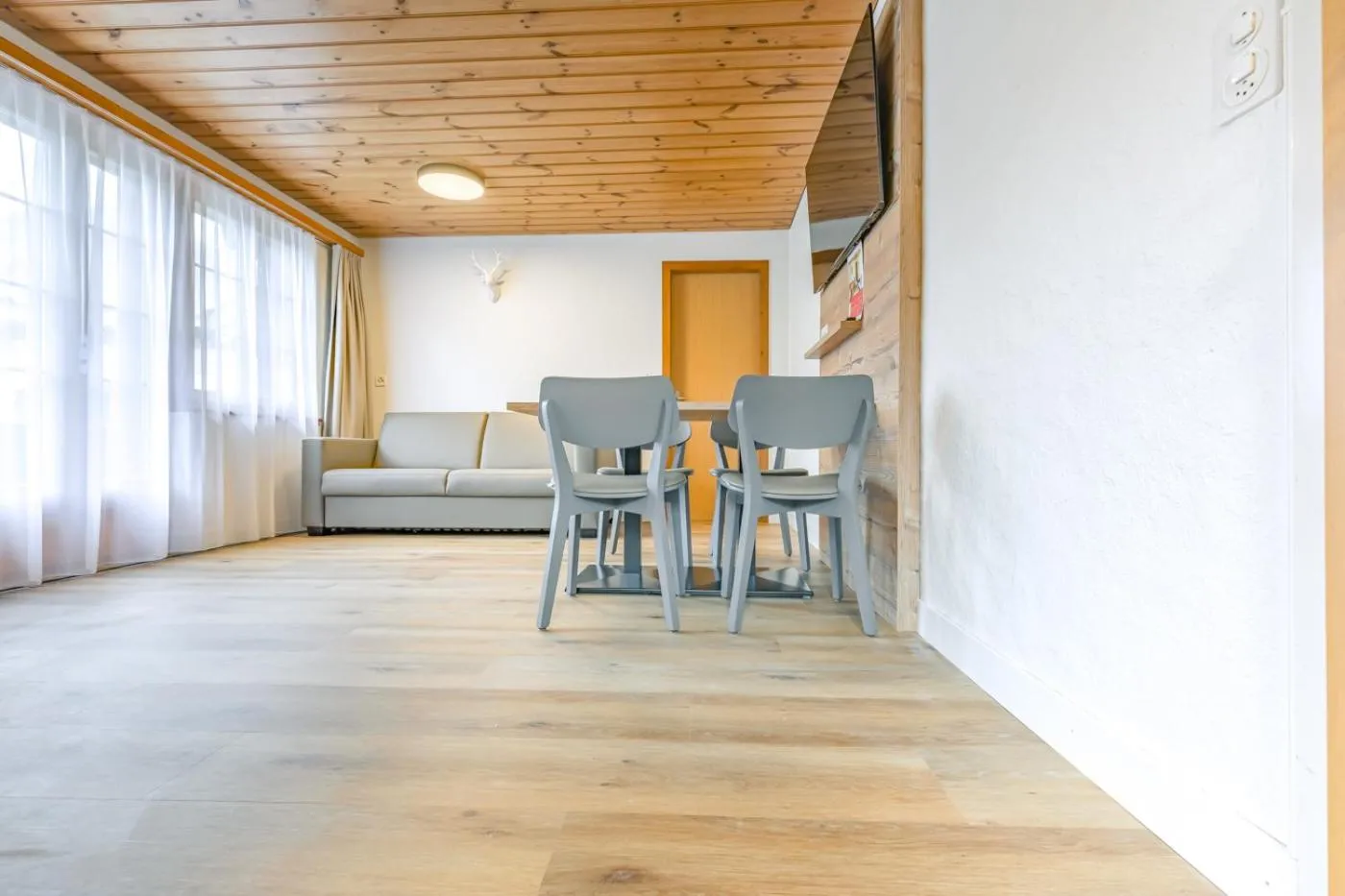 First Apartment - Aare Jungfrau AG