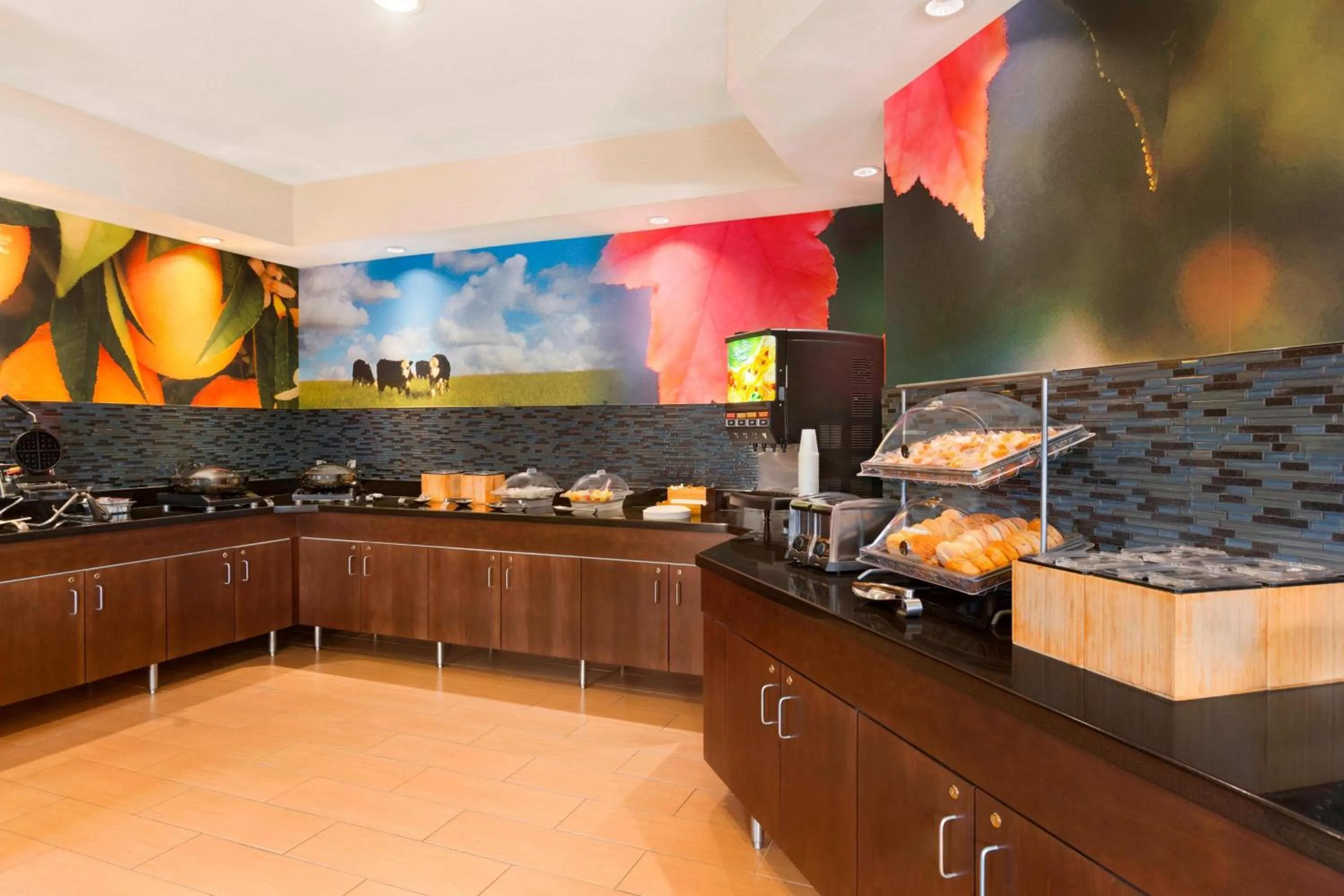 Breakfast in Fairfield Inn & Suites by Marriott Mankato