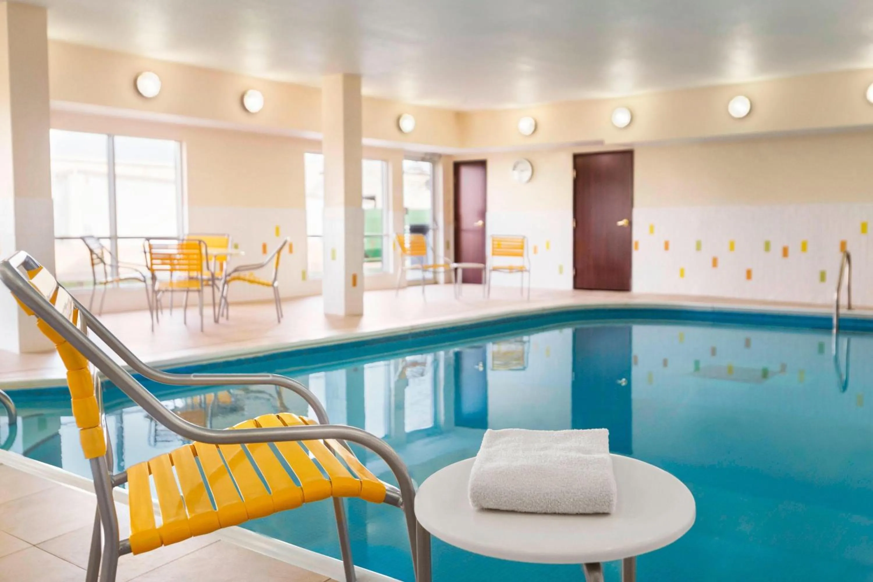 Swimming pool in Fairfield Inn & Suites by Marriott Mankato