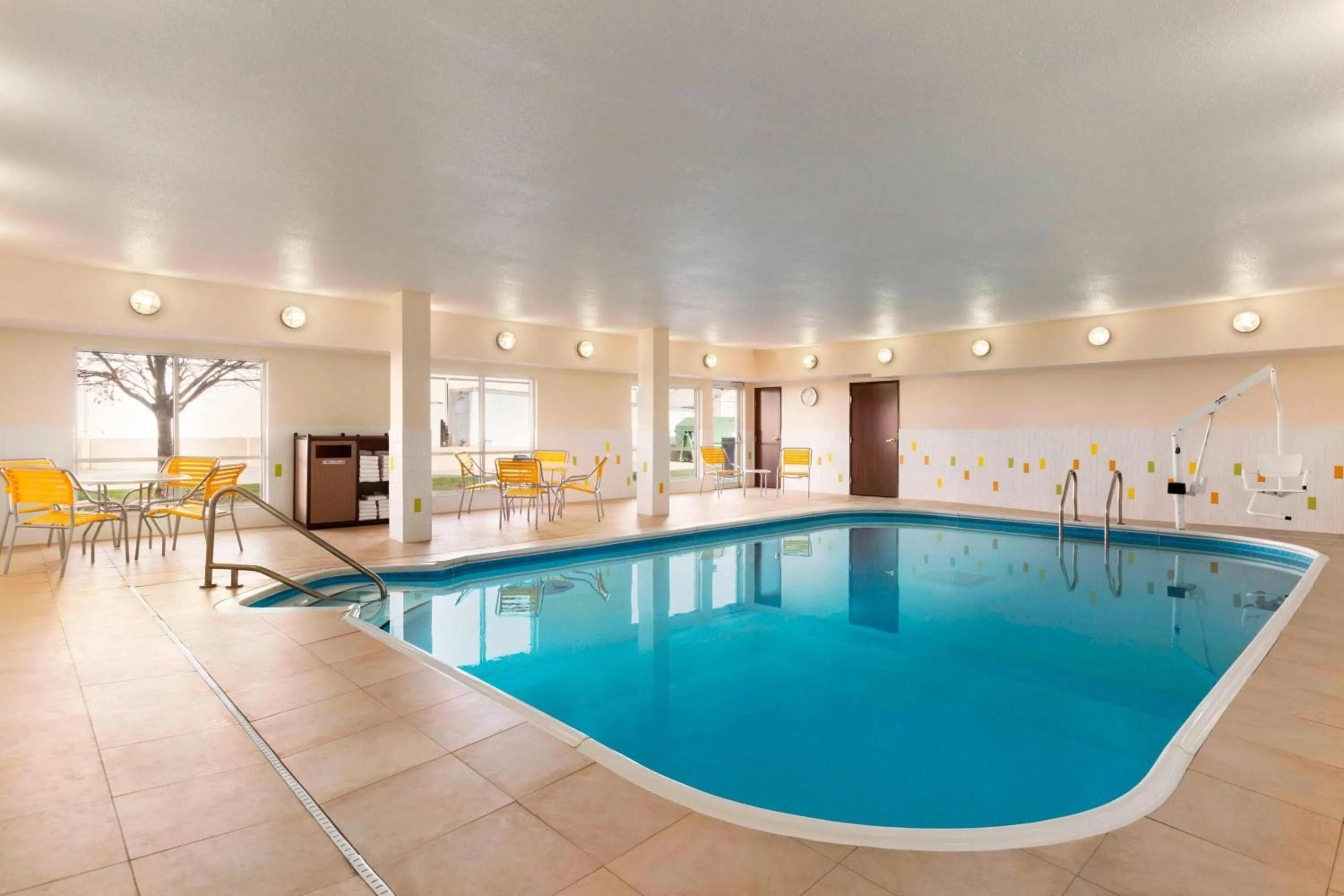 Swimming pool in Fairfield Inn & Suites by Marriott Mankato