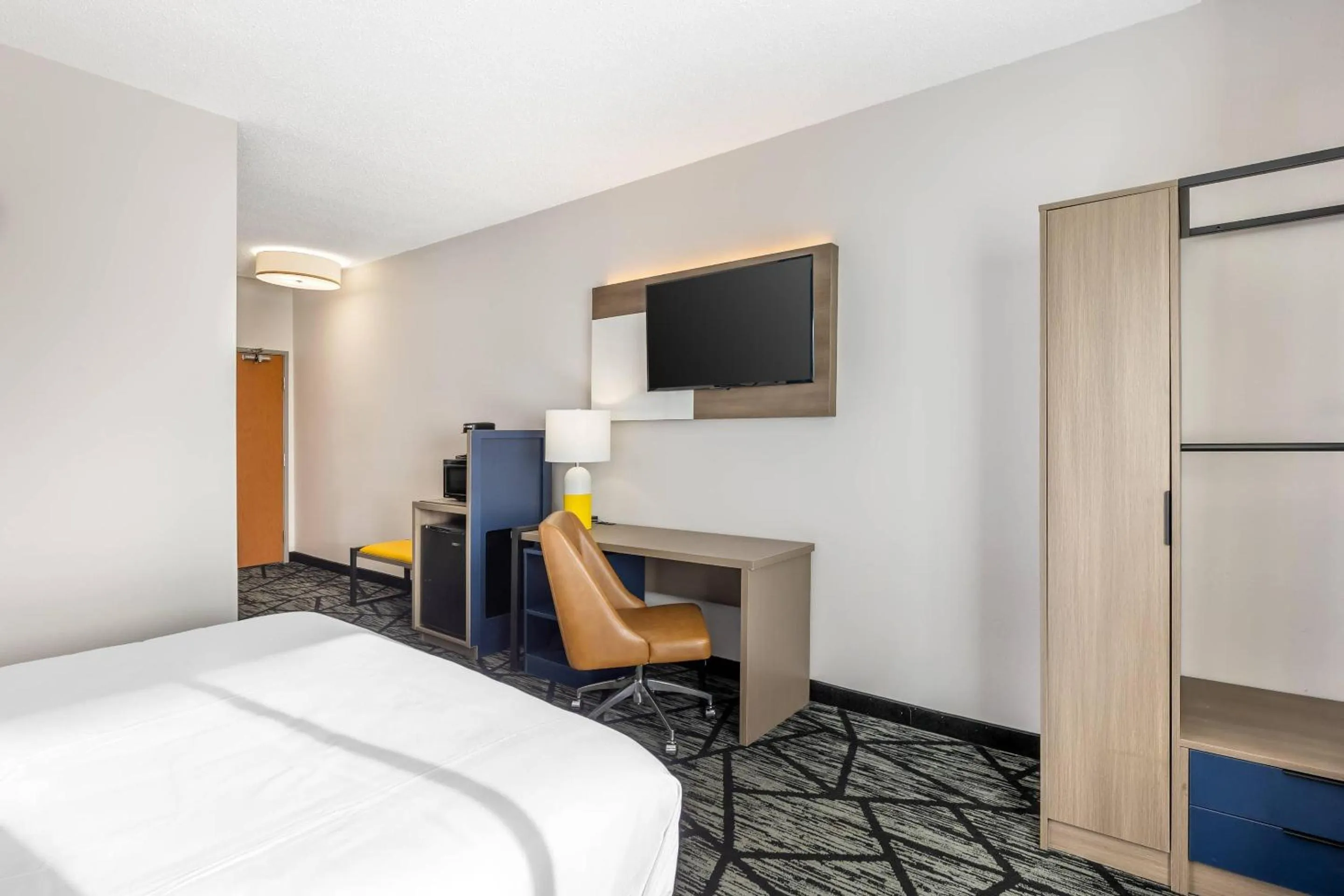 Bedroom, Bed in Comfort Inn Davenport East - Bettendorf