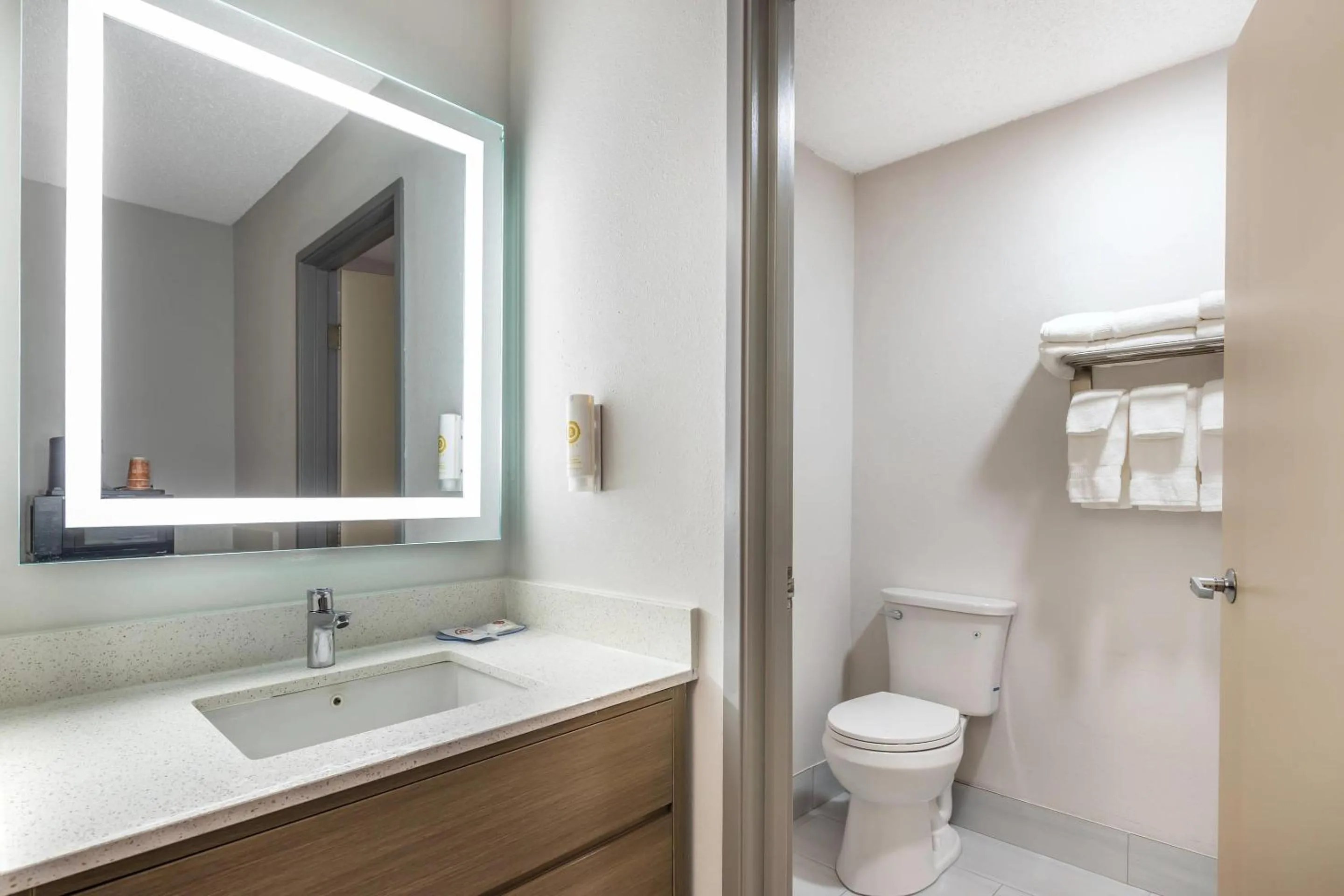 Bedroom in Comfort Inn Davenport East - Bettendorf