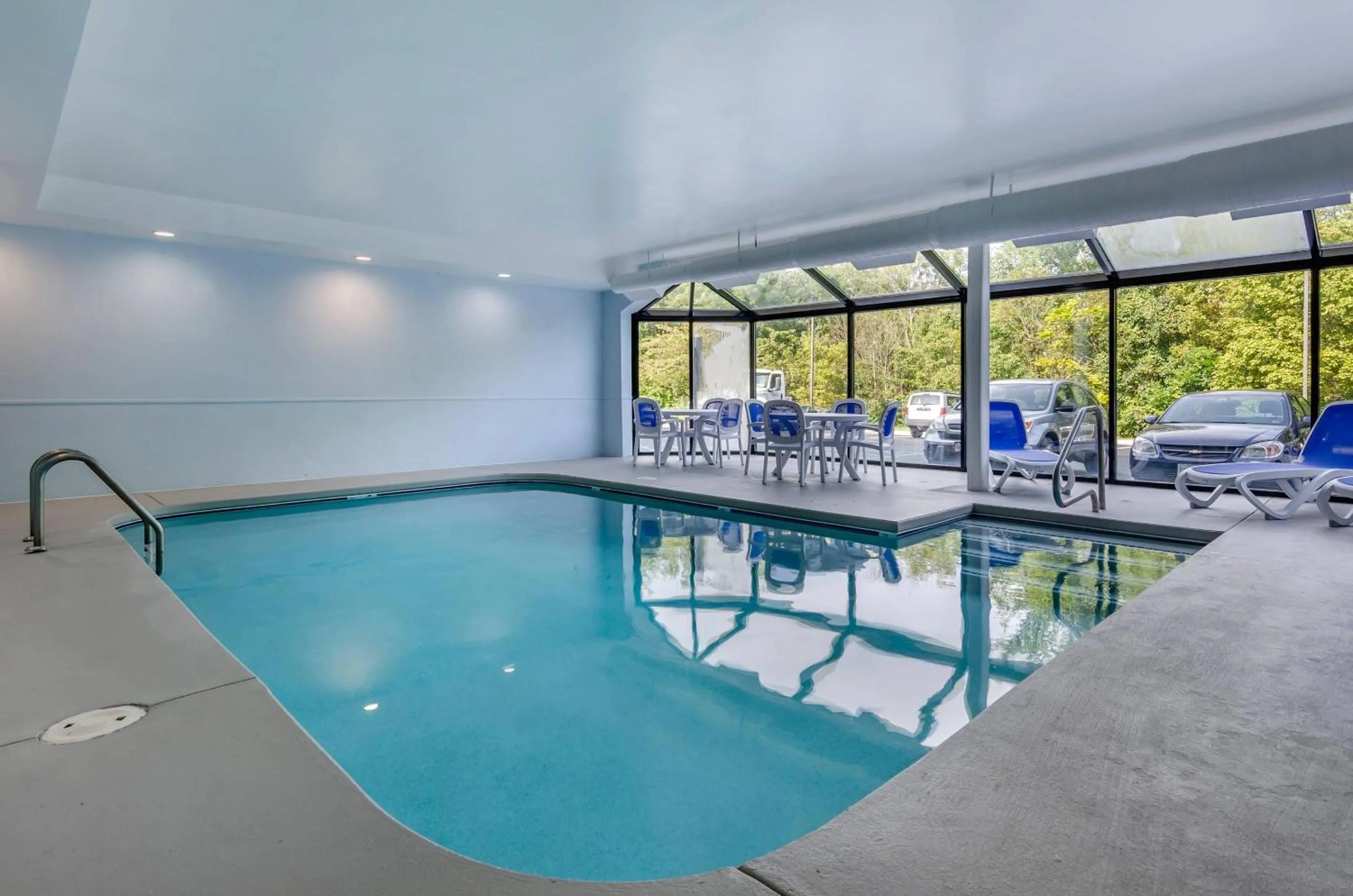 Swimming pool in Comfort Inn & Suites Troutville-Roanoke North