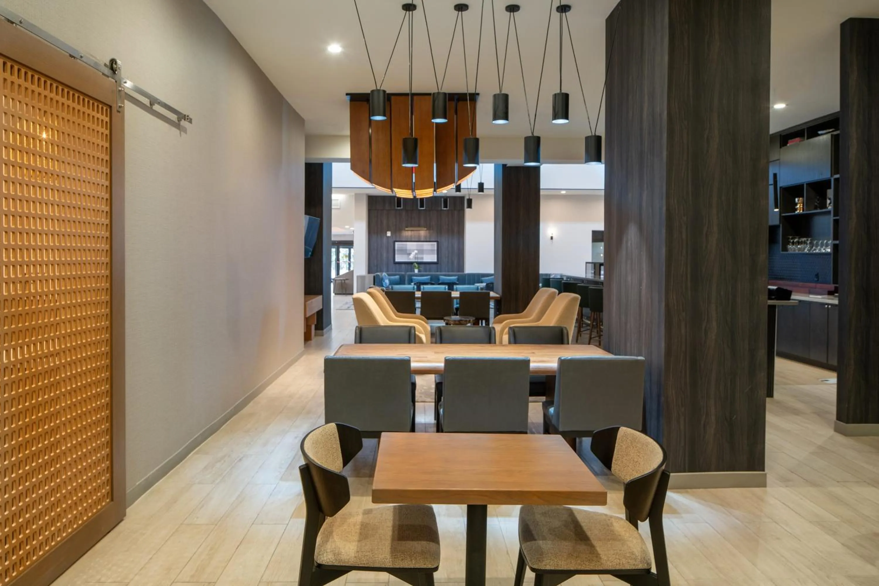 Restaurant/places to eat in Mobile Marriott