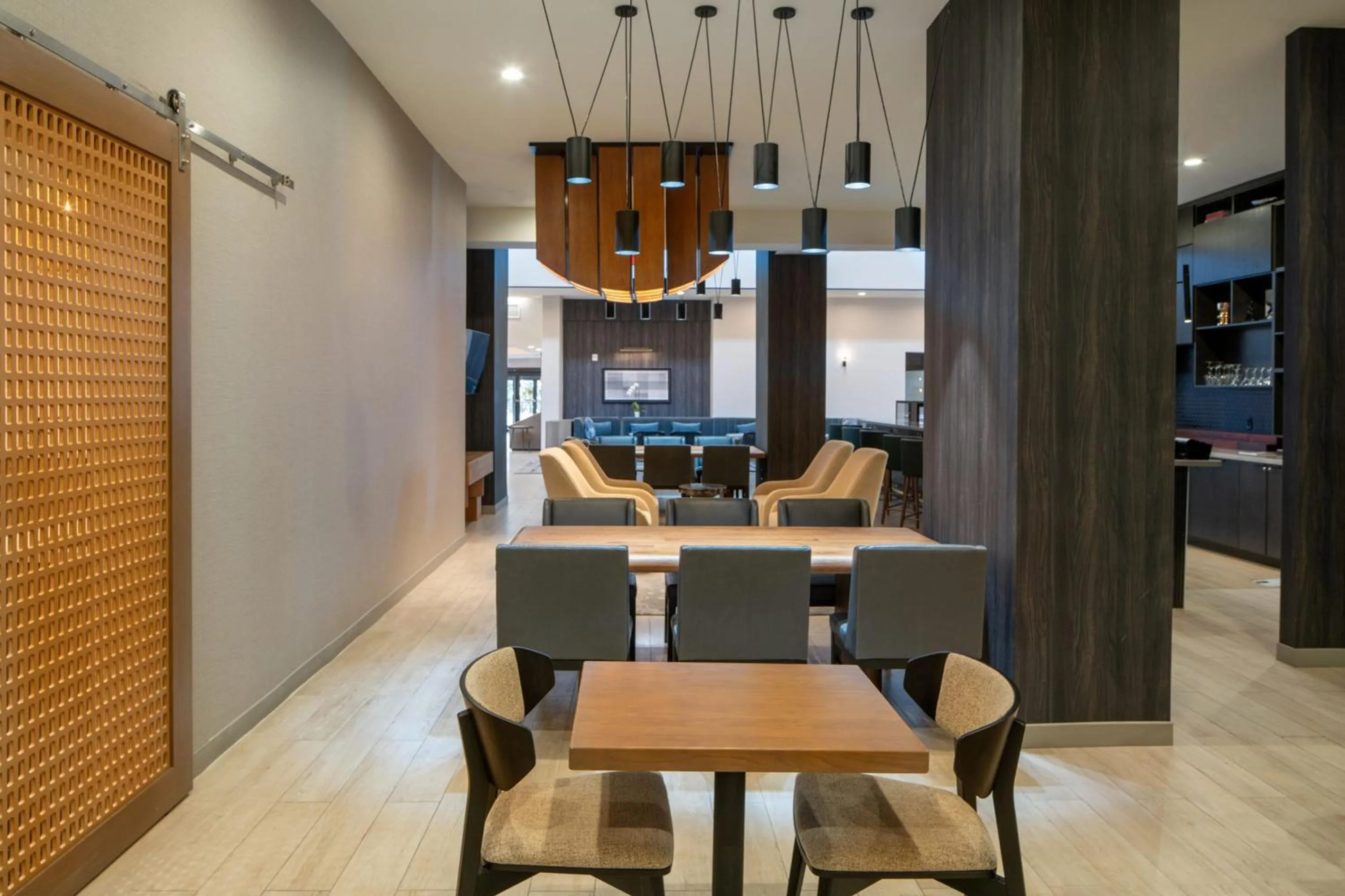 Restaurant/places to eat in Mobile Marriott