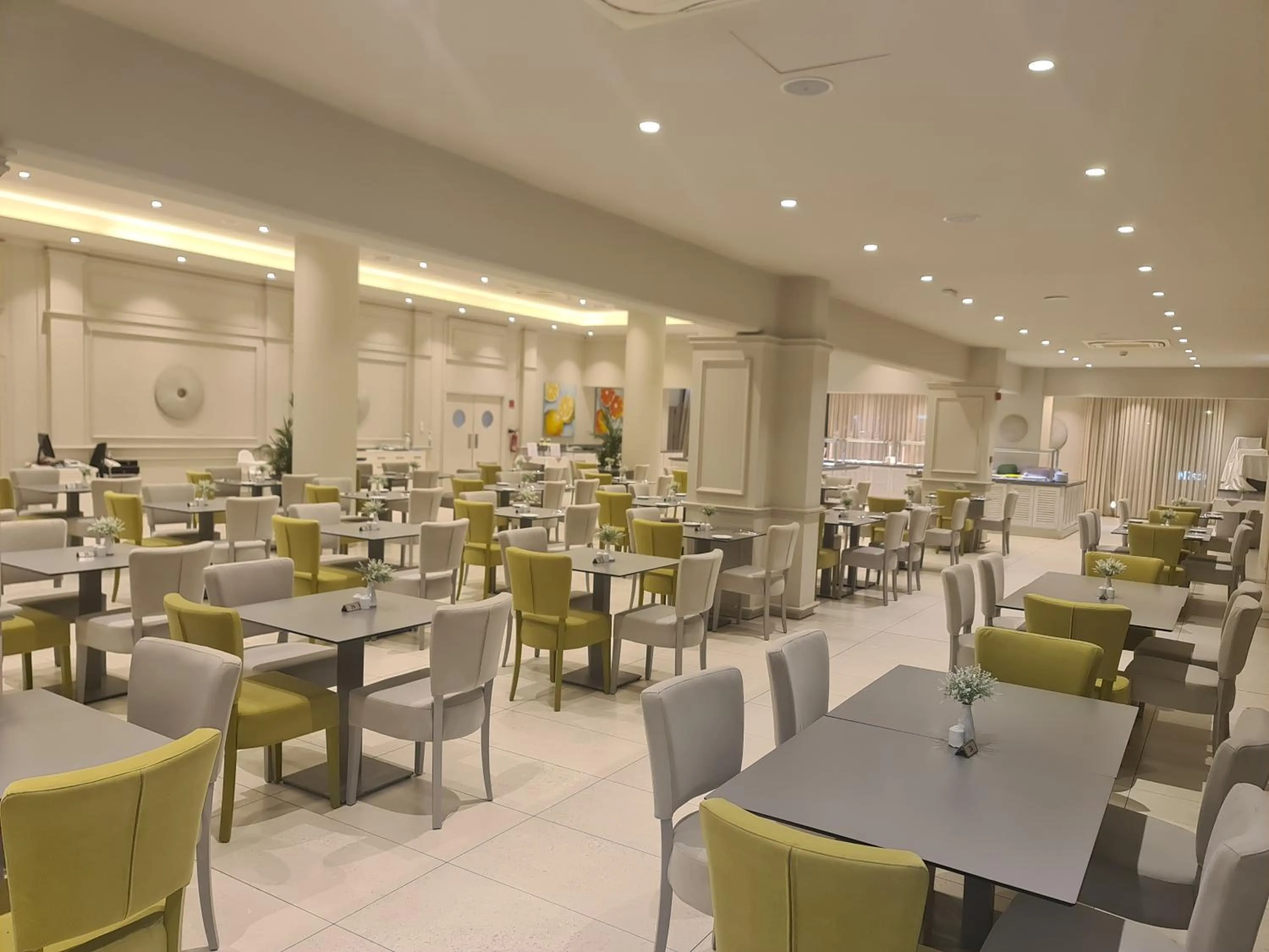 Restaurant/places to eat in Nissiana Hotel & Bungalows