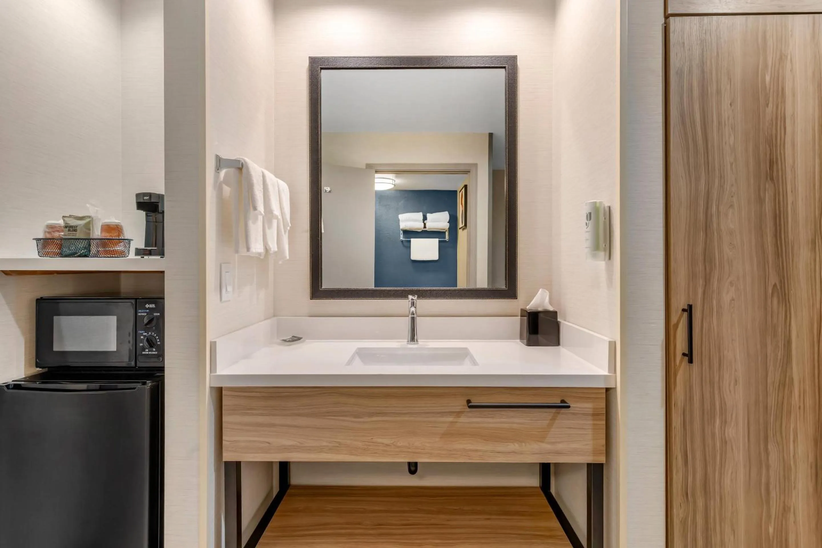 Bedroom in Country Inn & Suites by Radisson, Modesto-Salida