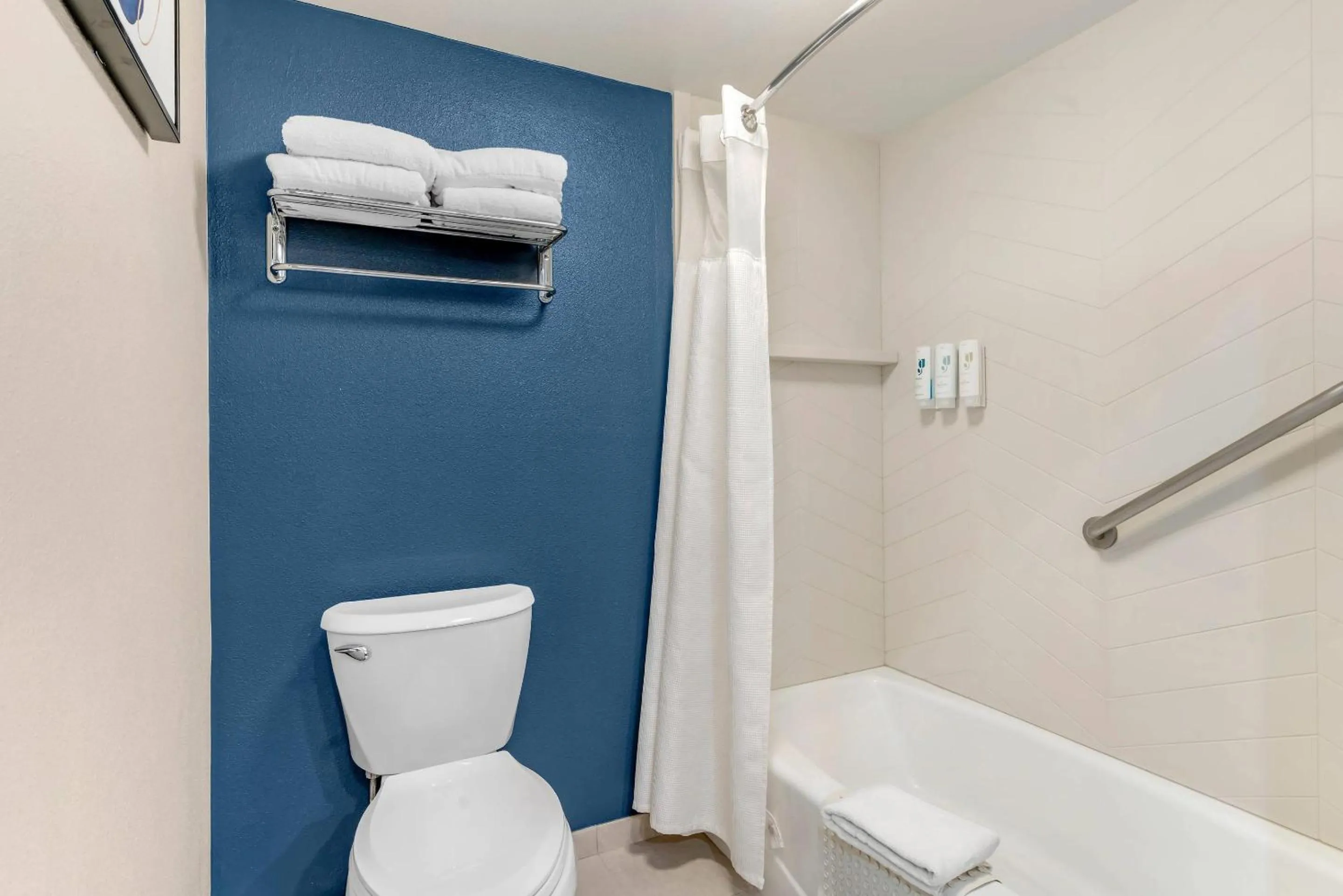 Bedroom in Country Inn & Suites by Radisson, Modesto-Salida