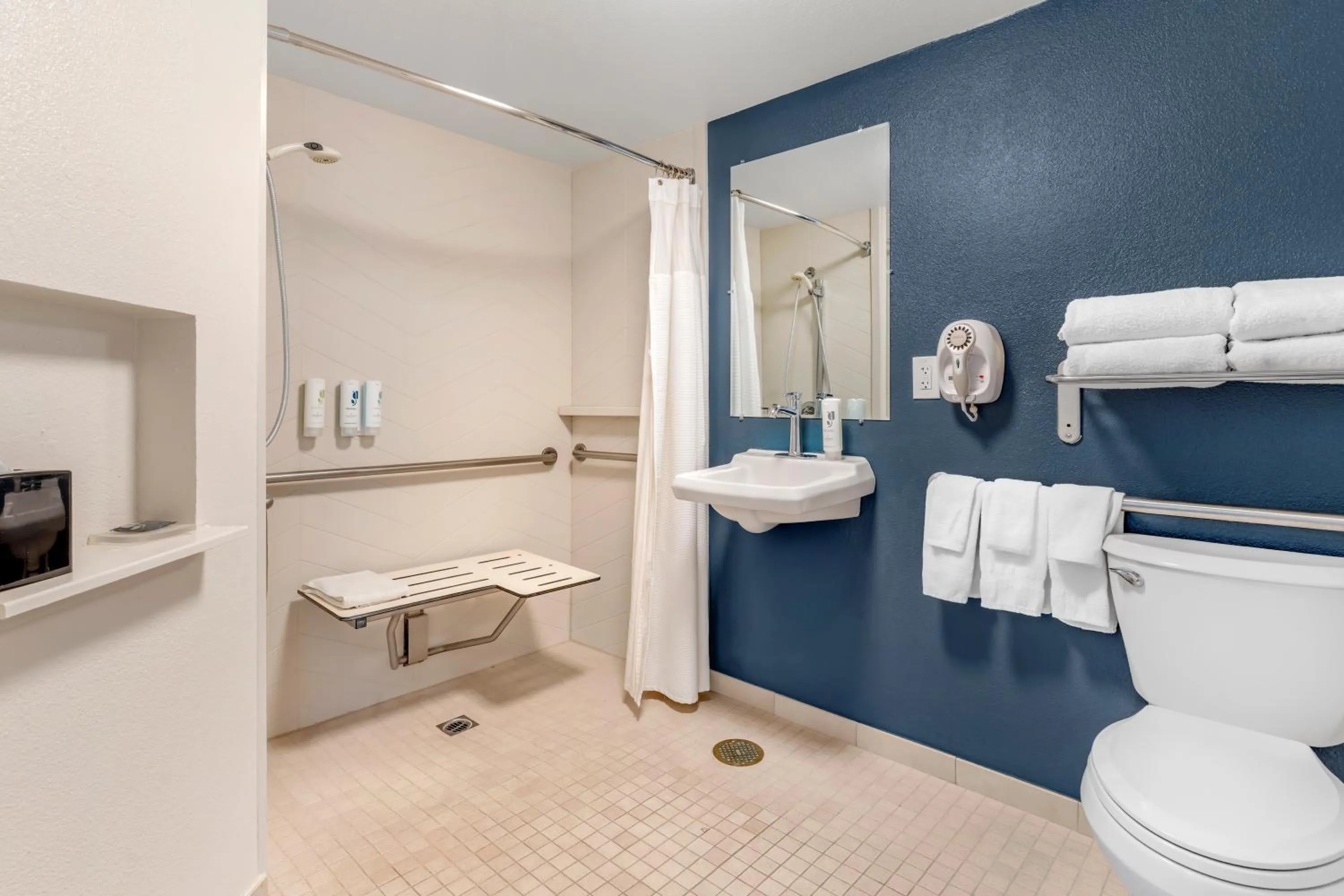 Shower in Country Inn & Suites by Radisson, Modesto-Salida