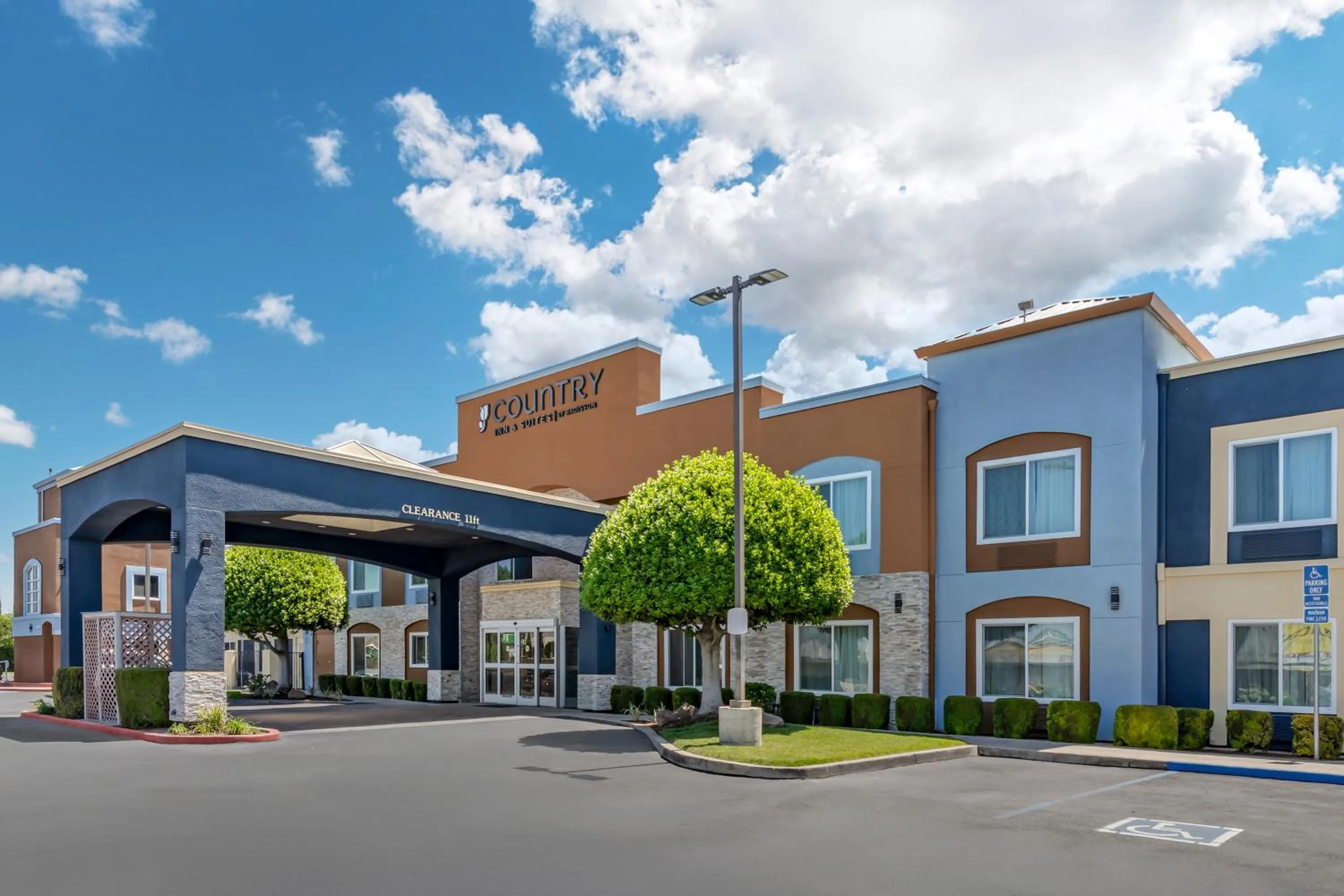 Property building in Country Inn & Suites by Radisson, Modesto-Salida