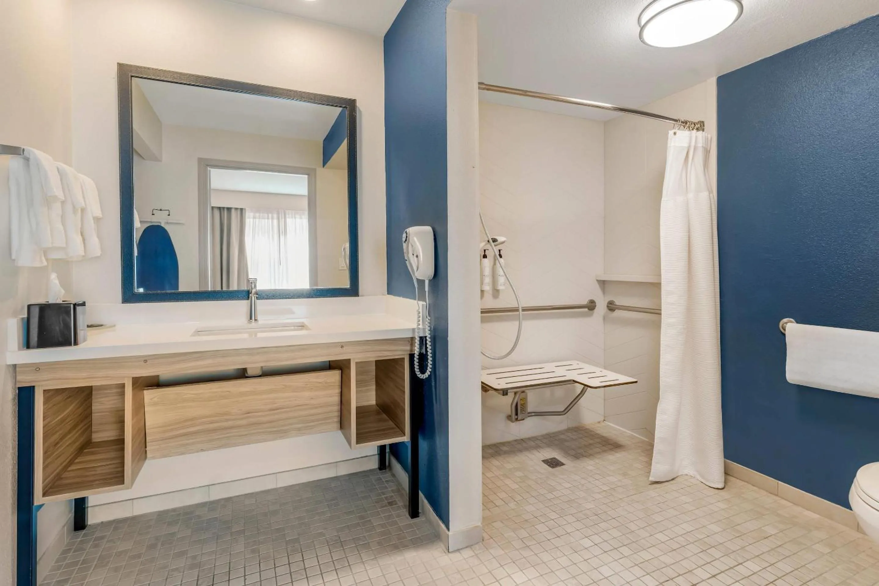 Bedroom in Country Inn & Suites by Radisson, Modesto-Salida