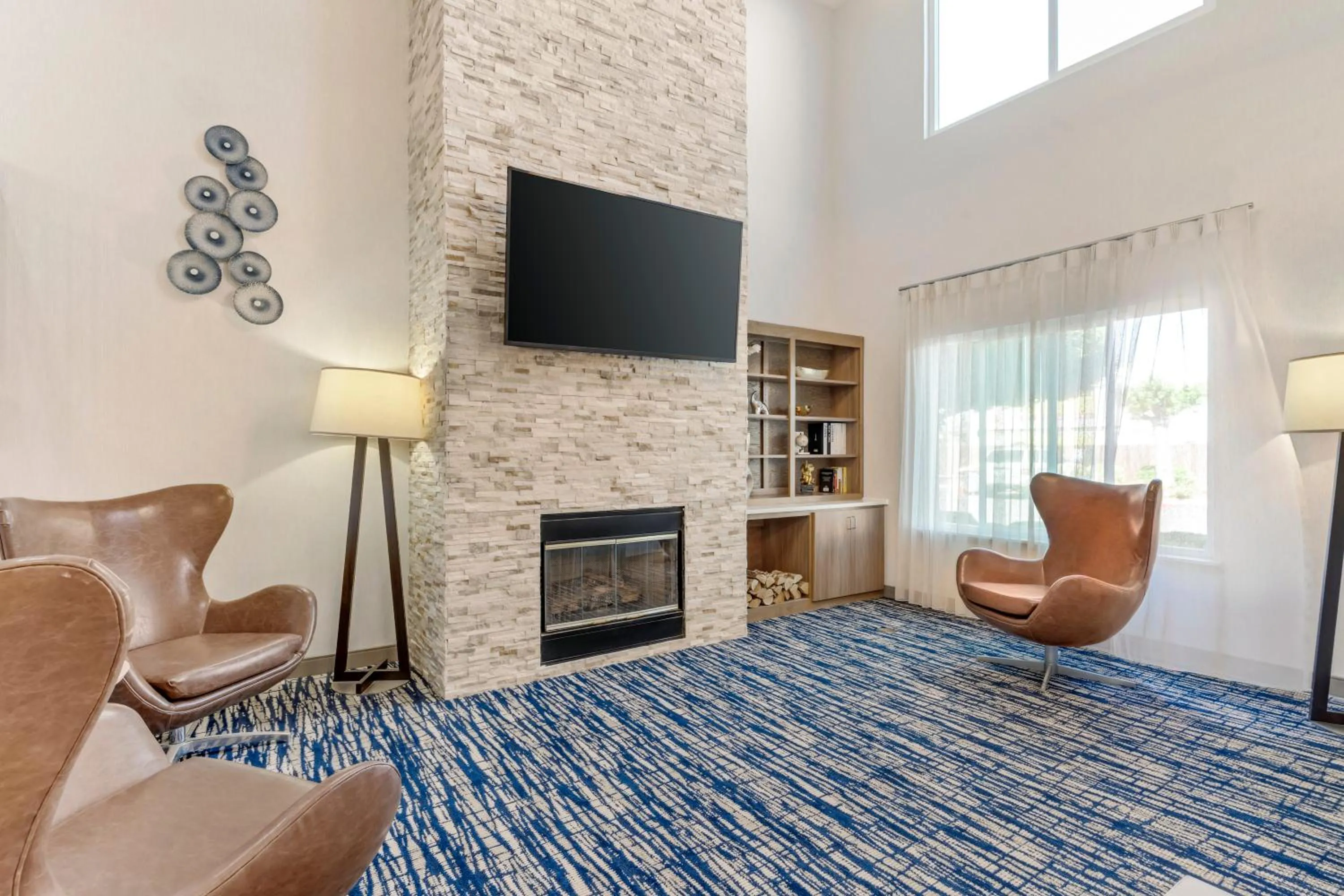 Communal lounge/ TV room in Country Inn & Suites by Radisson, Modesto-Salida